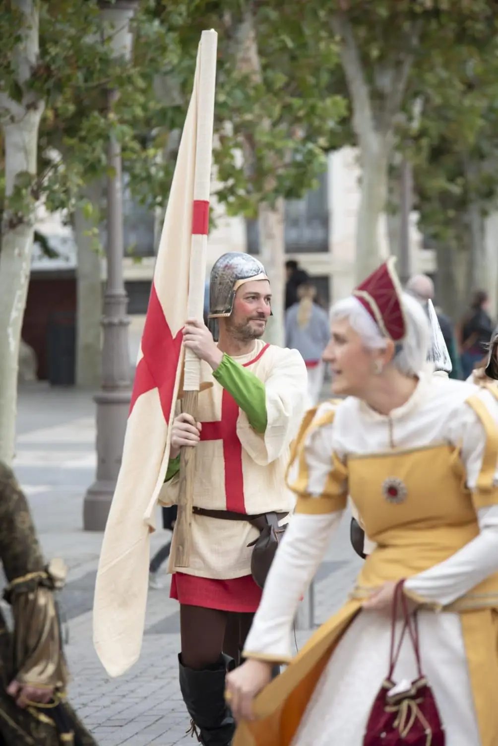 Abanderado cruz roja desfile — Mercado Cervantino 2024, confeccionado en Tresele