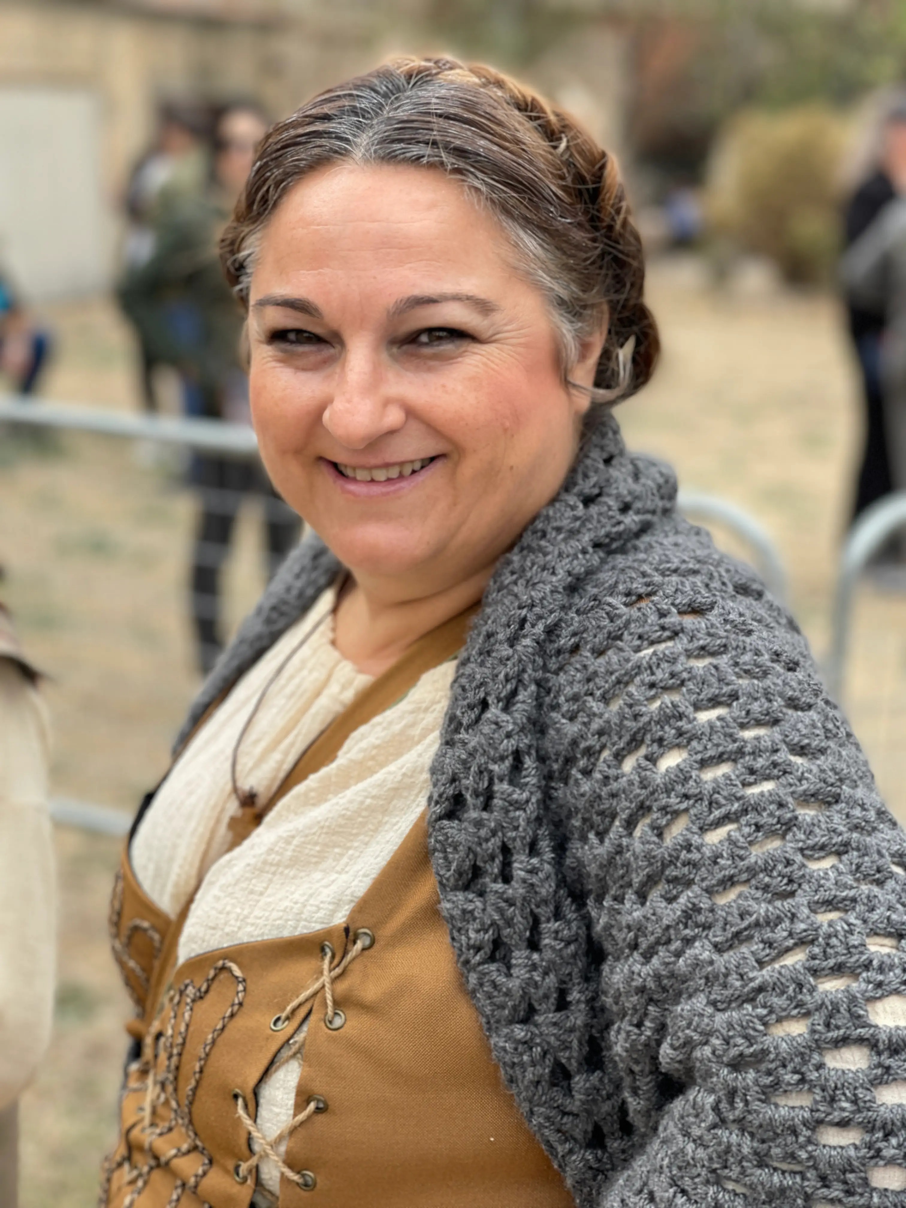 Aldeana corpino camel chal gris — Mercado Cervantino 2025, confeccionado en Tresele