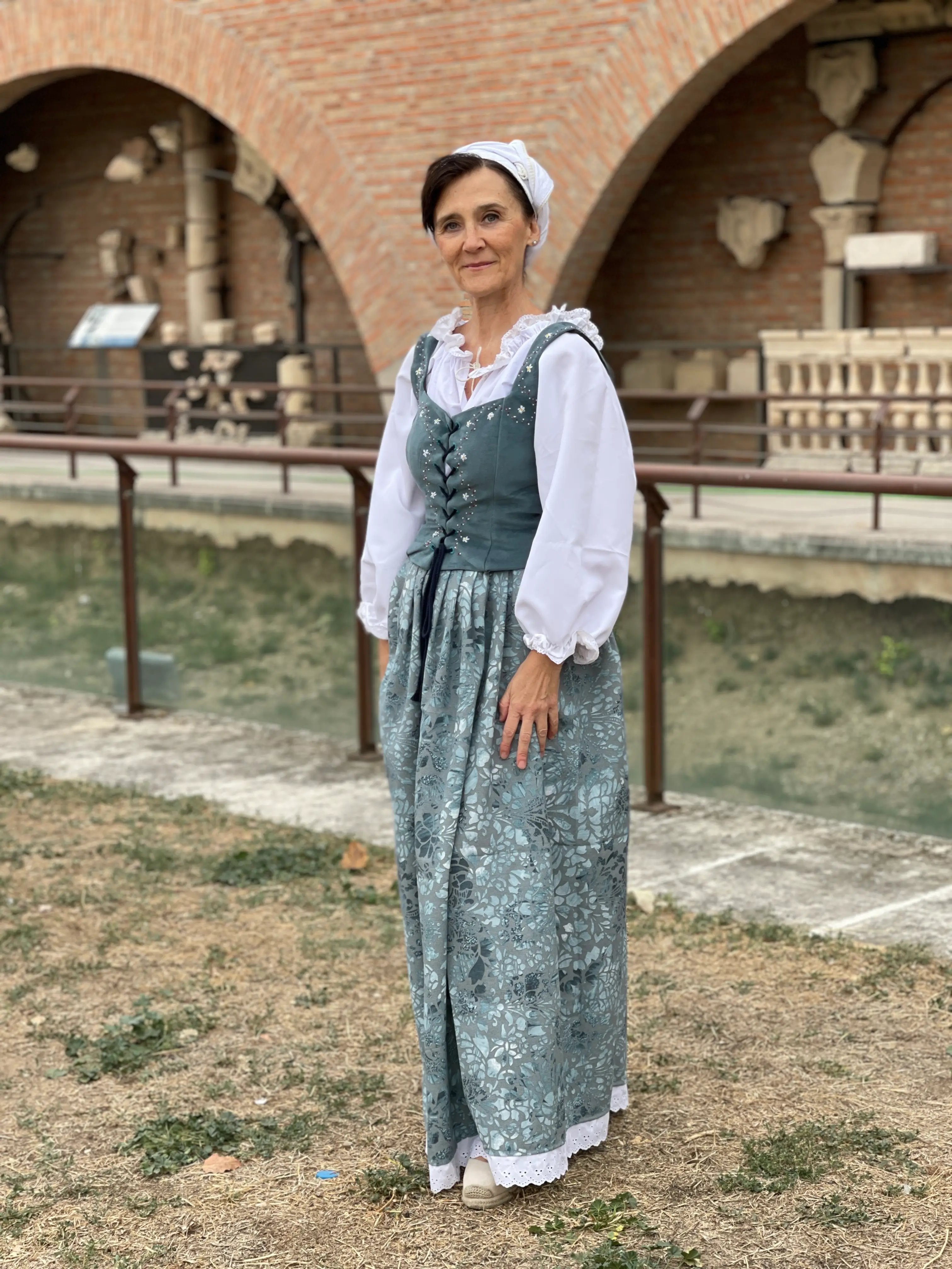 Aldeana verde gris cofia arcos — Mercado Cervantino 2025, confeccionado en Tresele