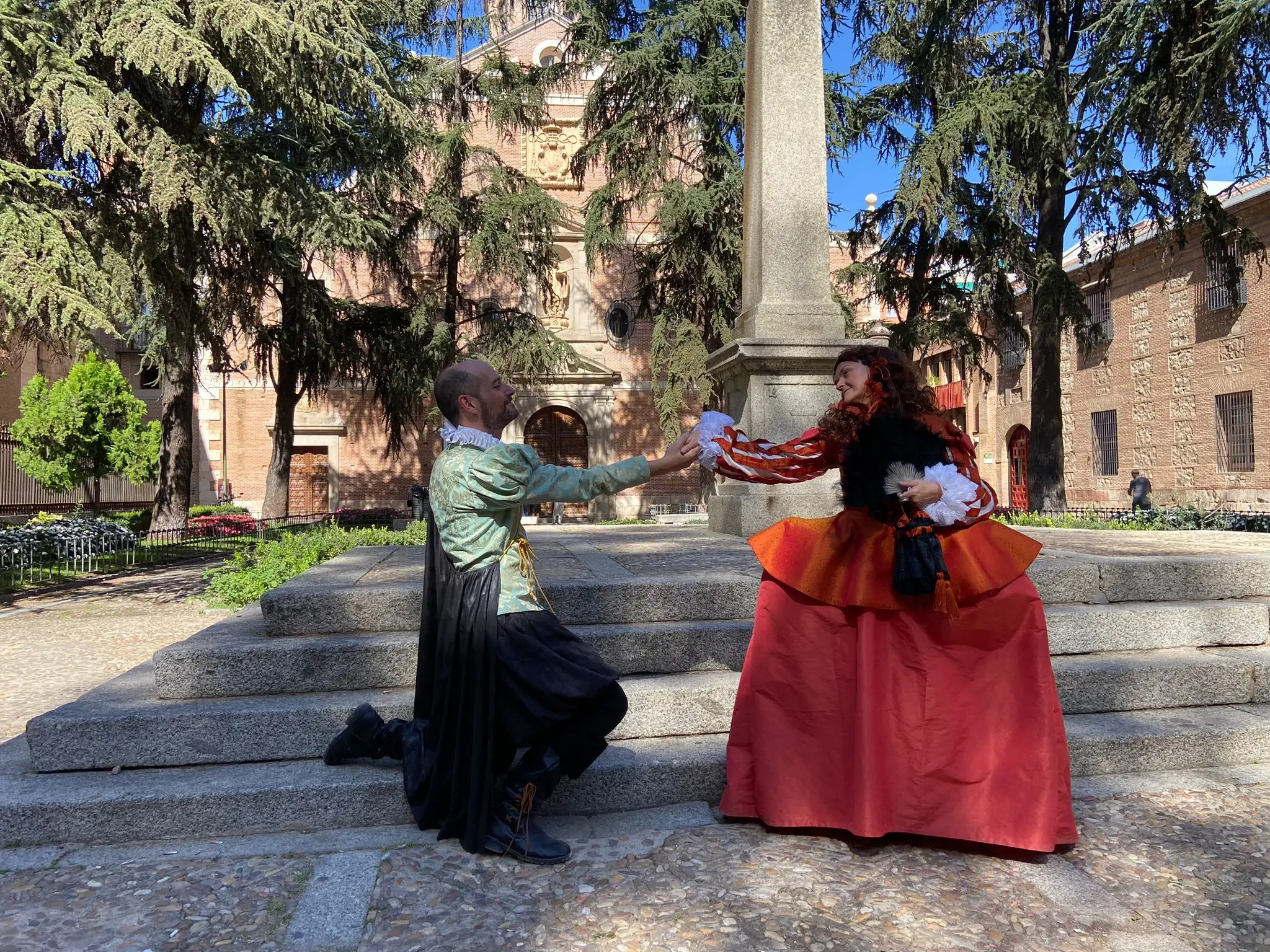 Caballero arrodillado beso mano — Mercado Cervantino 2023, confeccionado en Tresele