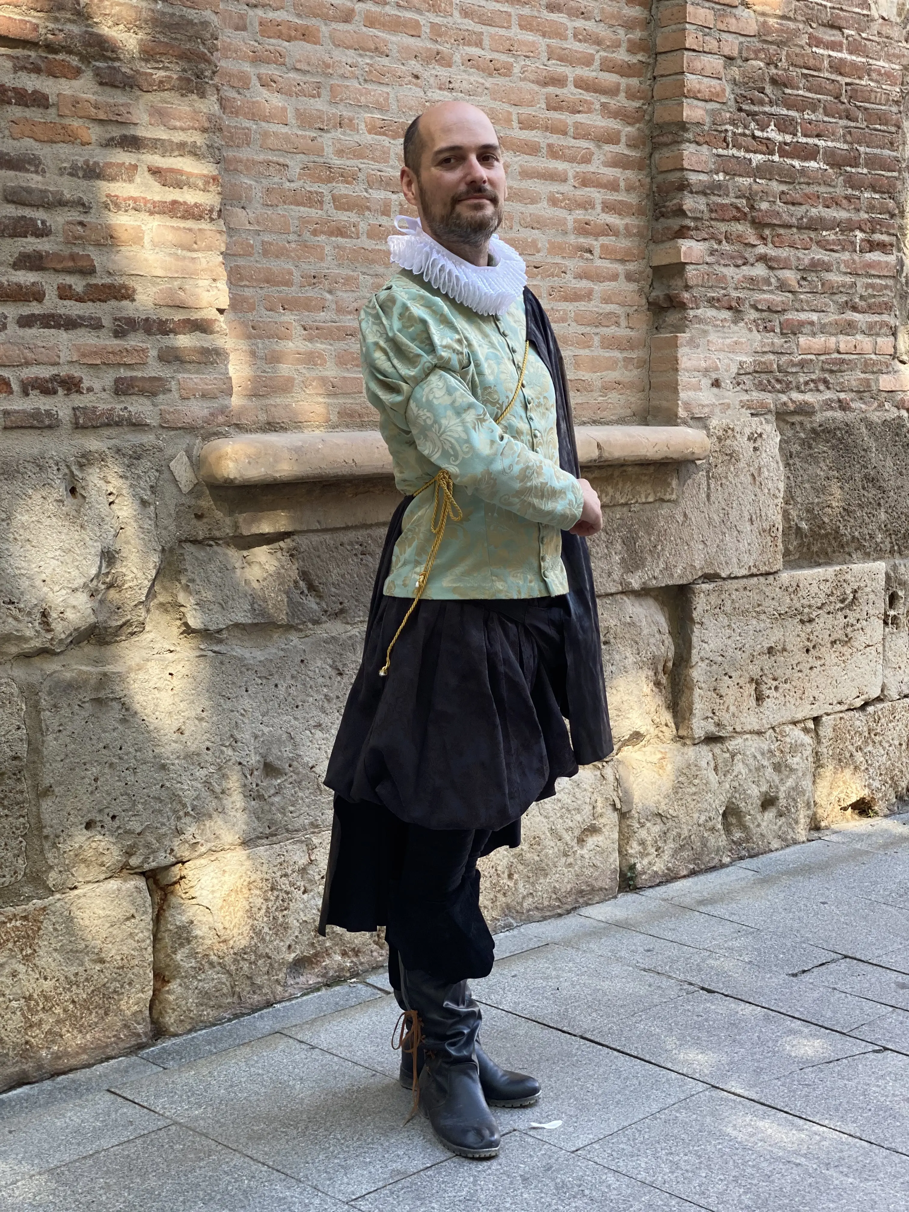 Caballero menta capa botas — Mercado Cervantino 2023, confeccionado en Tresele