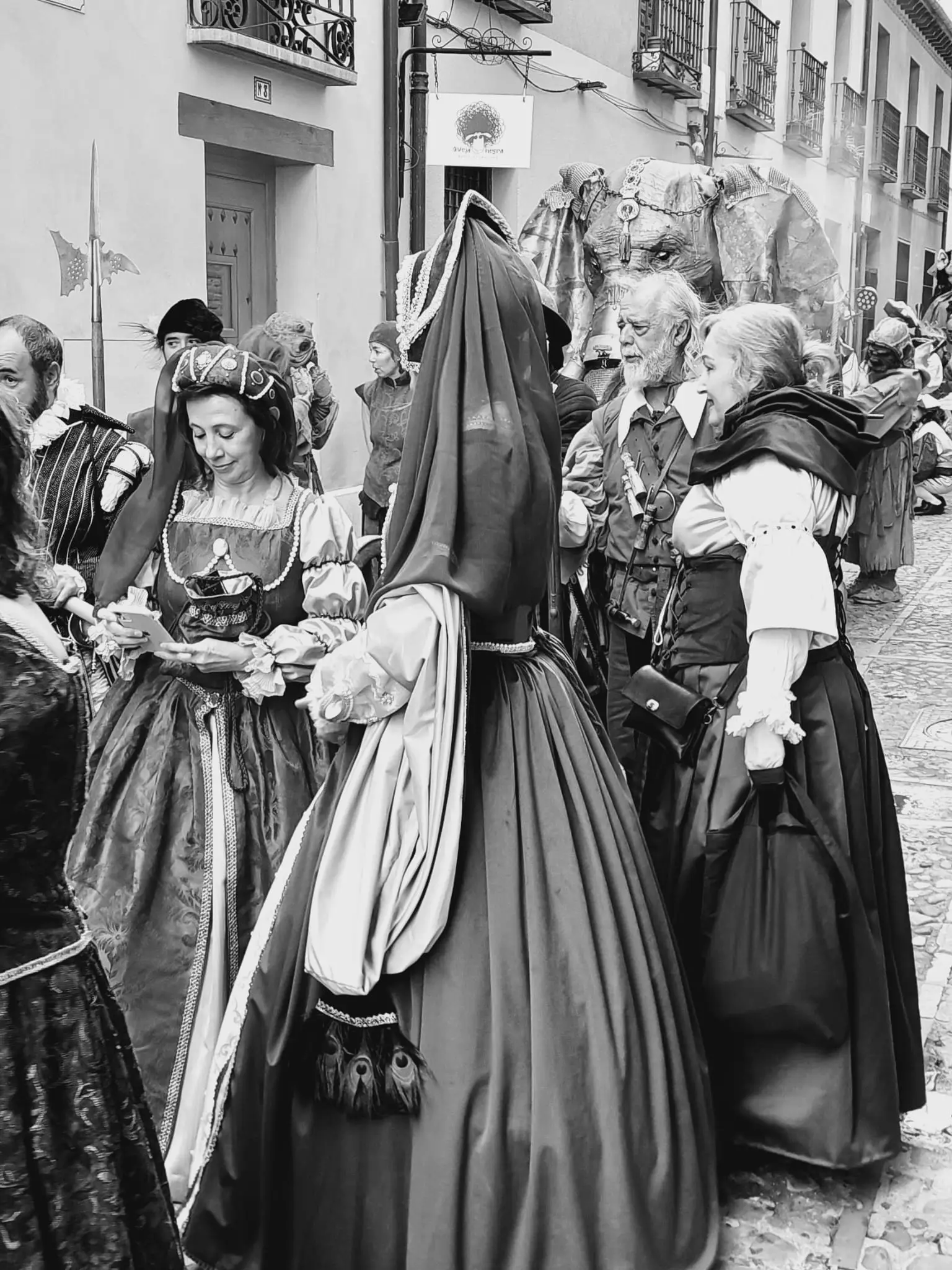 Calle damas elefante blanco negro — Mercado Cervantino 2024, confeccionado en Tresele