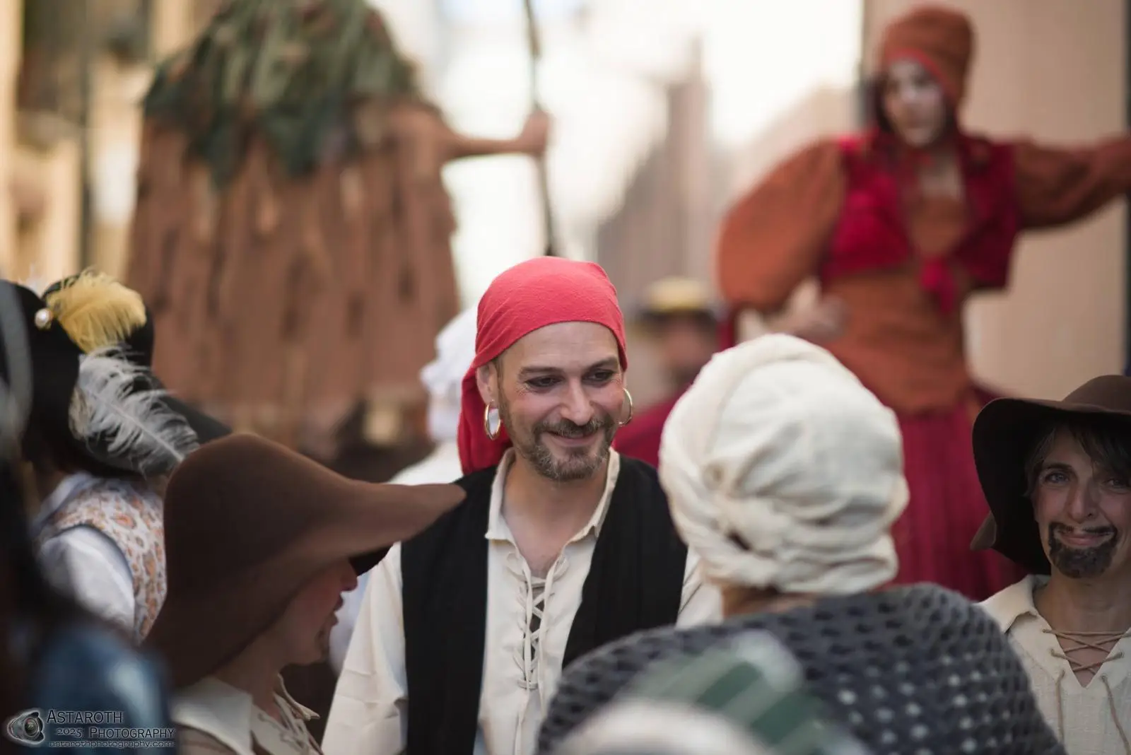 Corsario panuelo rojo sonriendo — Mercado Cervantino 2025, confeccionado en Tresele