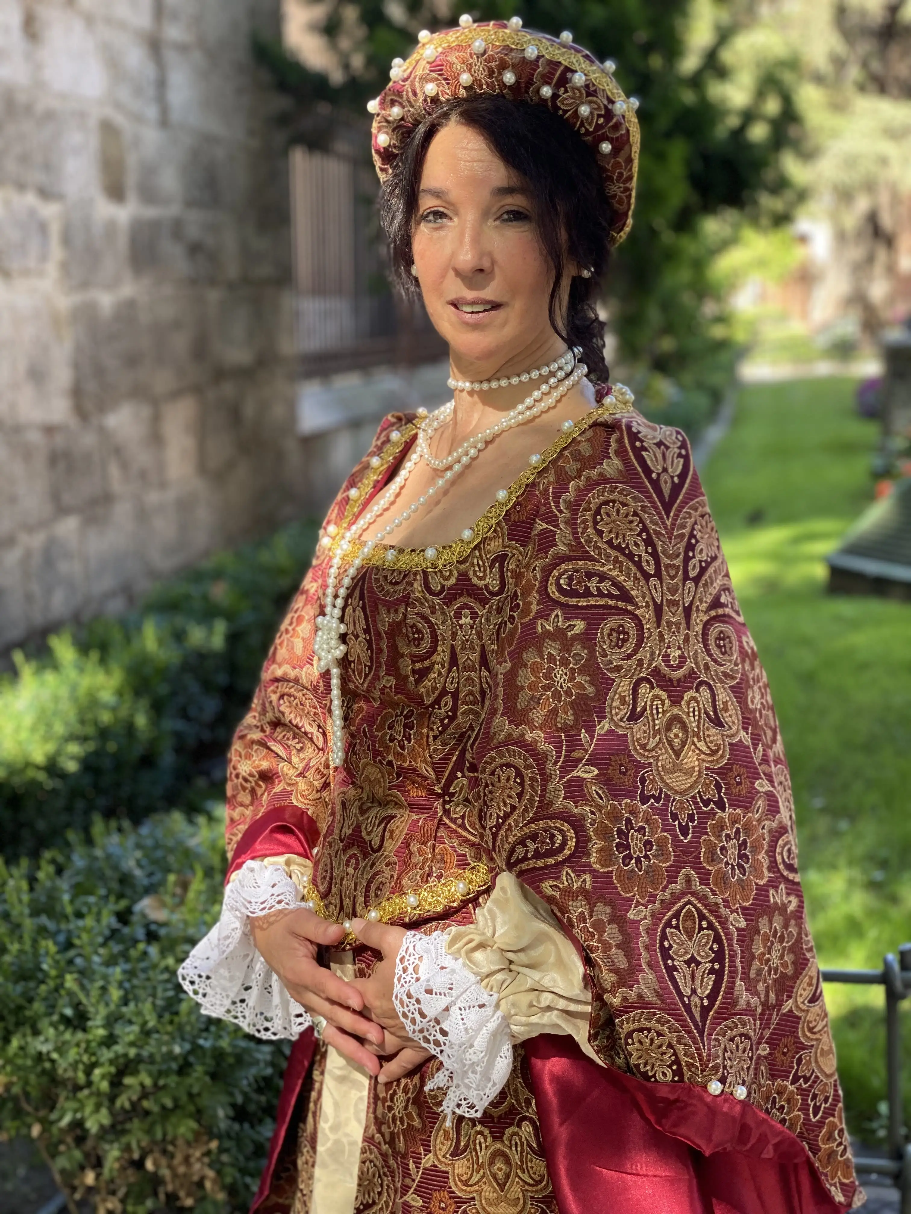 Dama brocado burdeos perlas — Mercado Cervantino 2023, confeccionado en Tresele