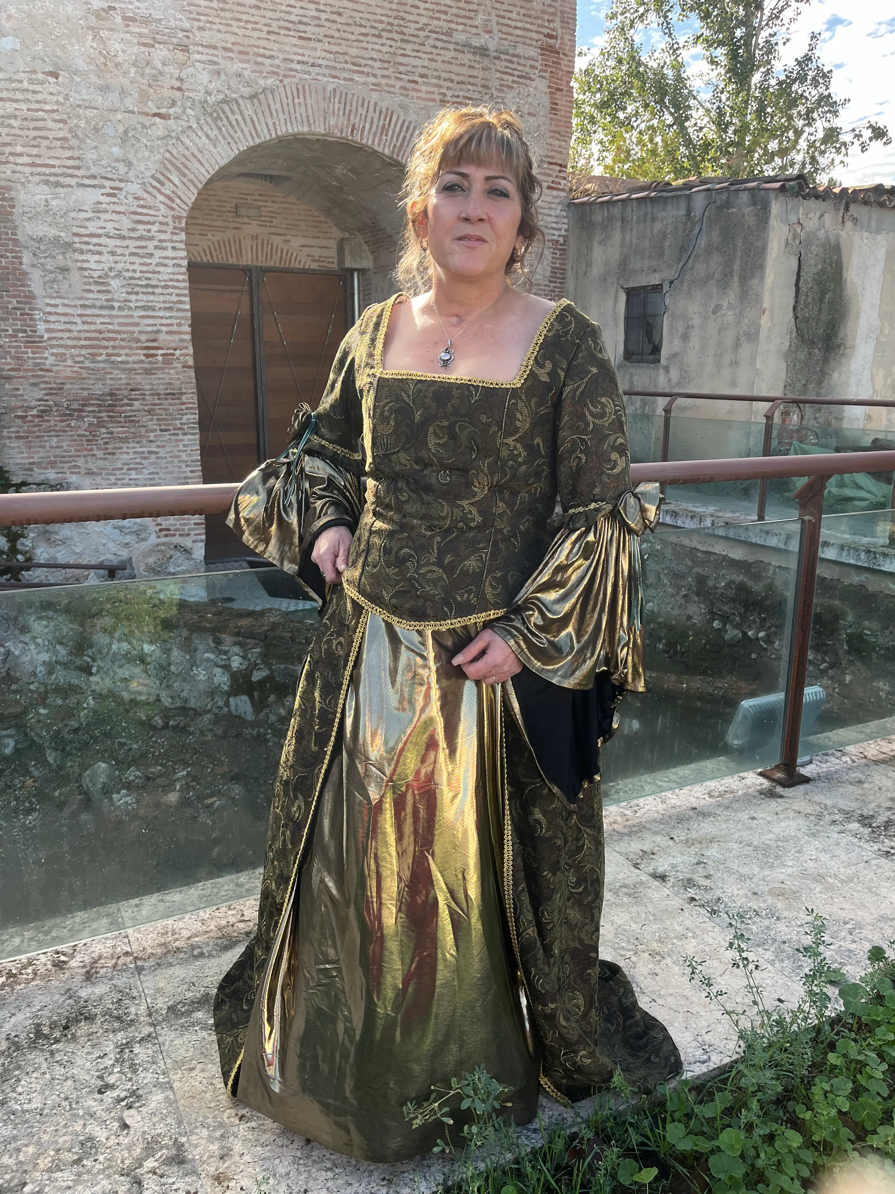 Dama brocado dorado oliva — Mercado Cervantino 2024, confeccionado en Tresele