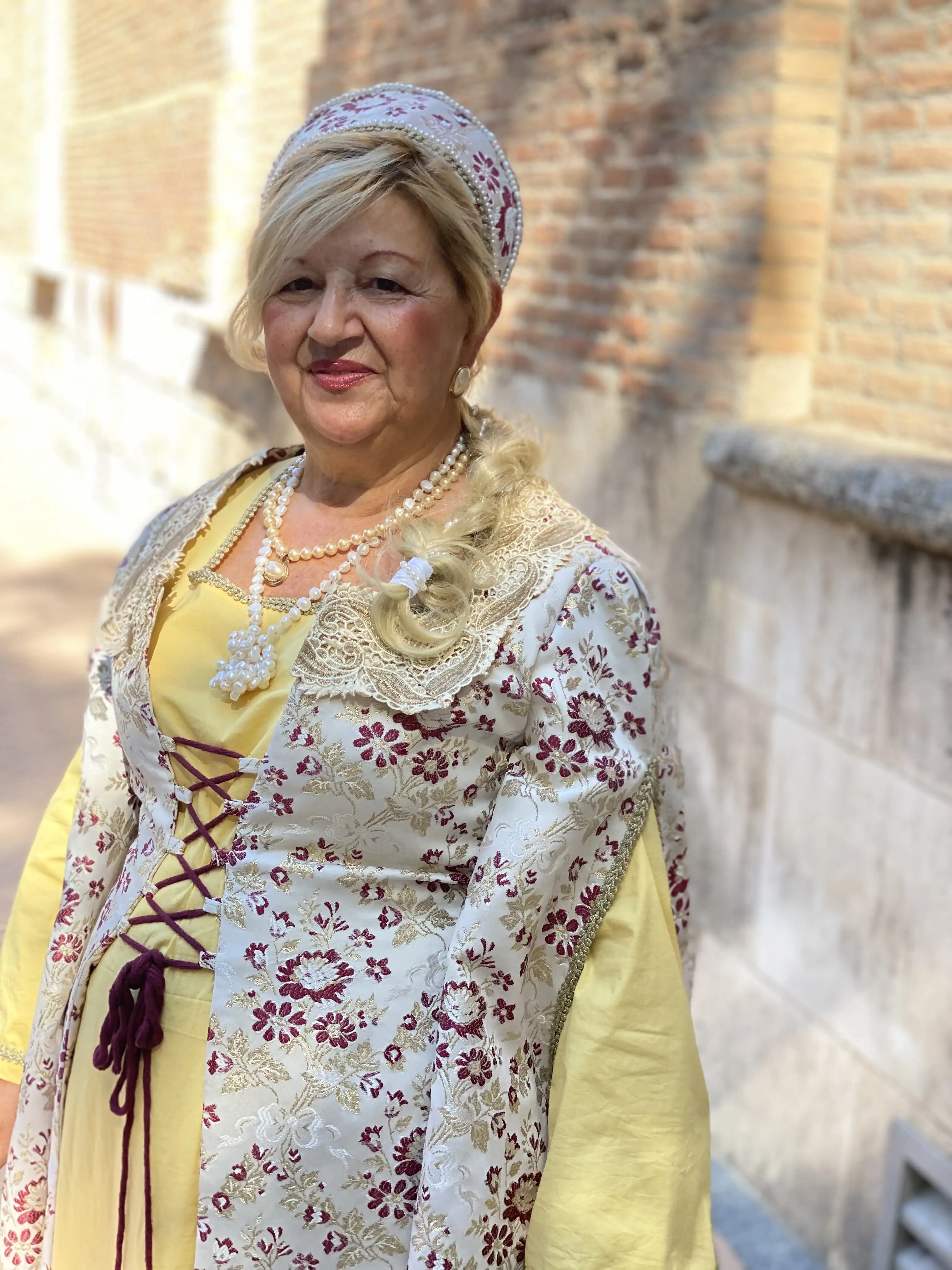 Dama brocado floral burdeos — Mercado Cervantino 2023, confeccionado en Tresele