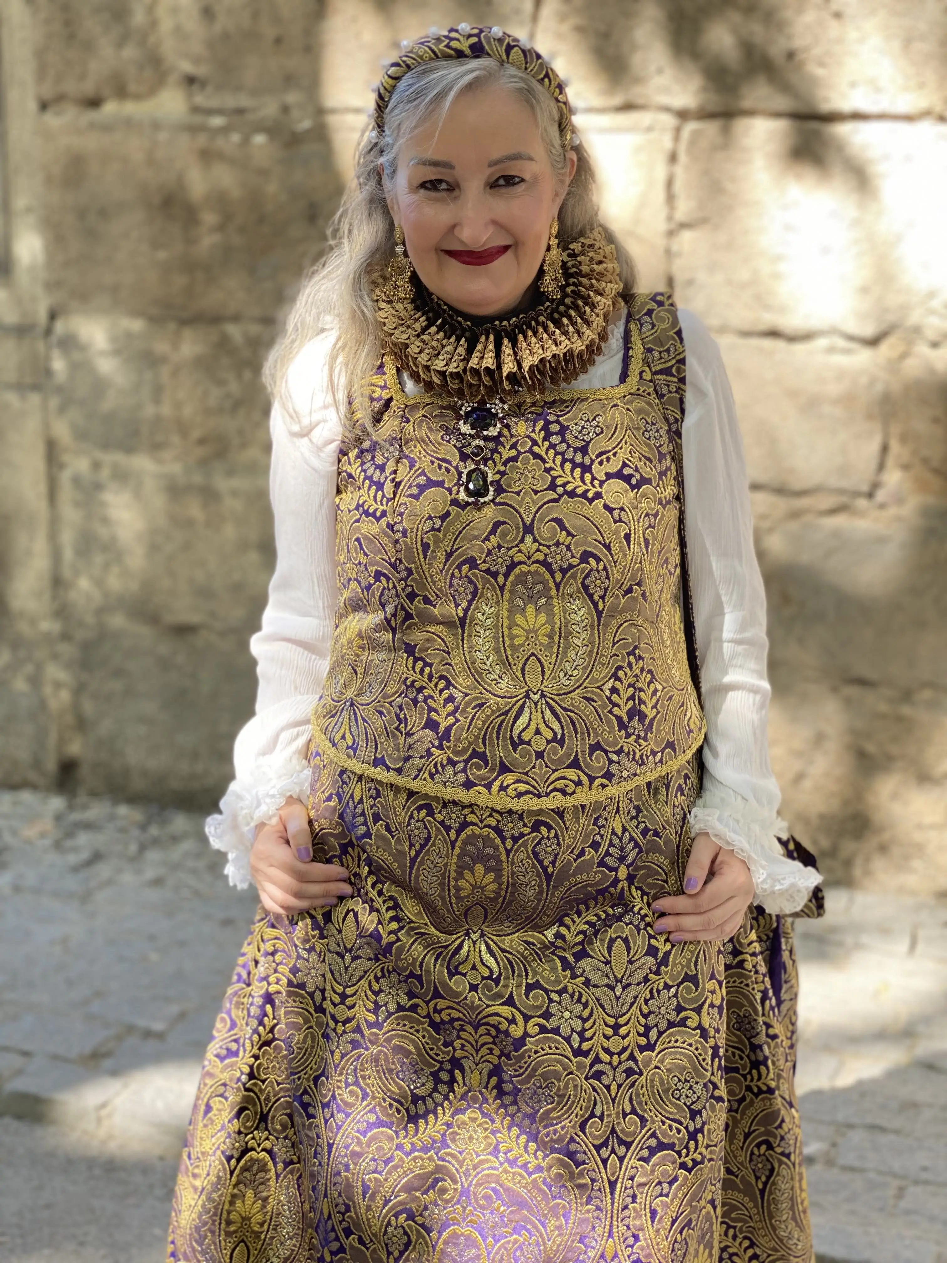Dama brocado oro violeta gorguera — Mercado Cervantino 2023, confeccionado en Tresele