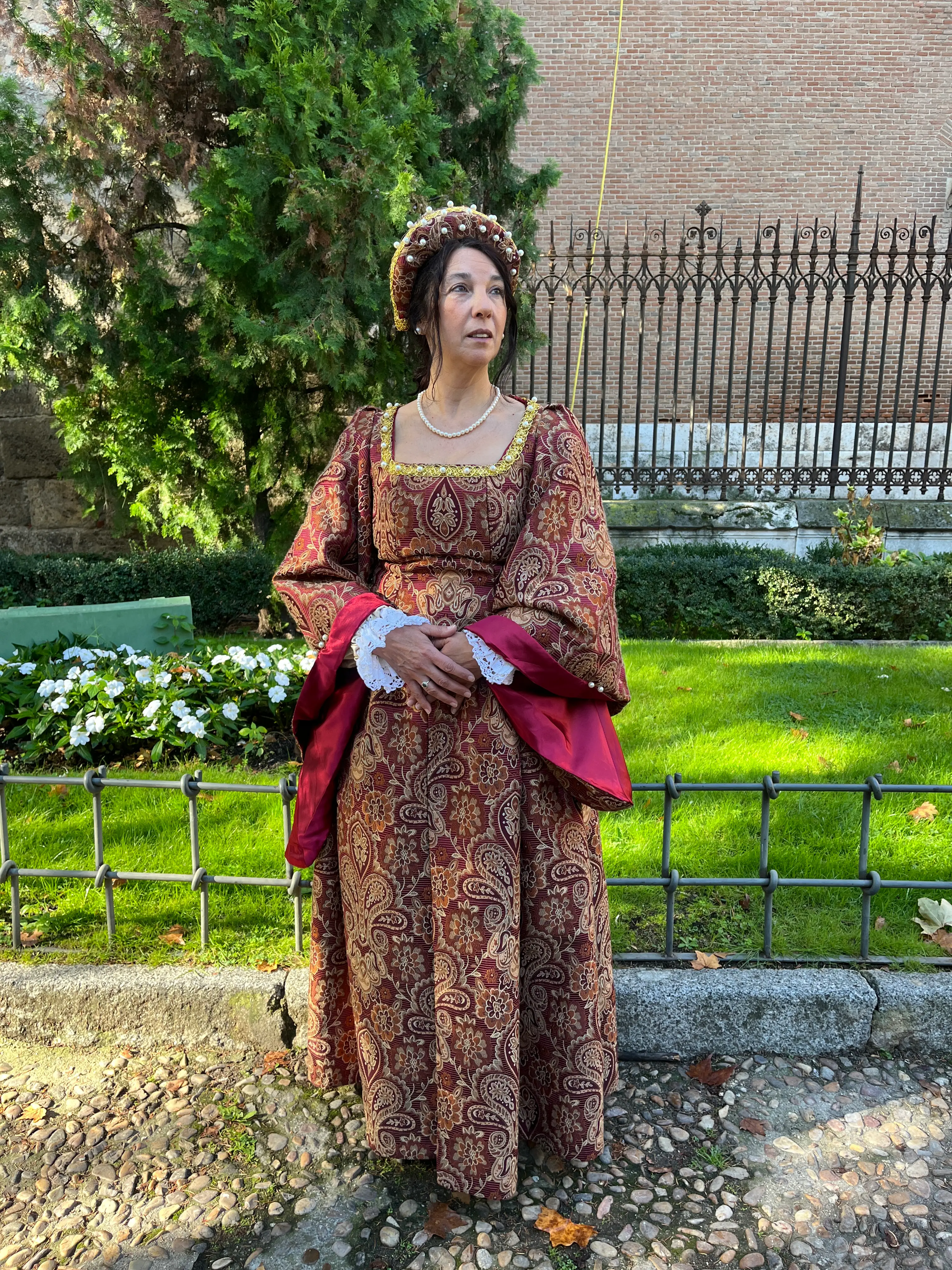 Dama brocado paisley burdeos — Mercado Cervantino 2024, confeccionado en Tresele