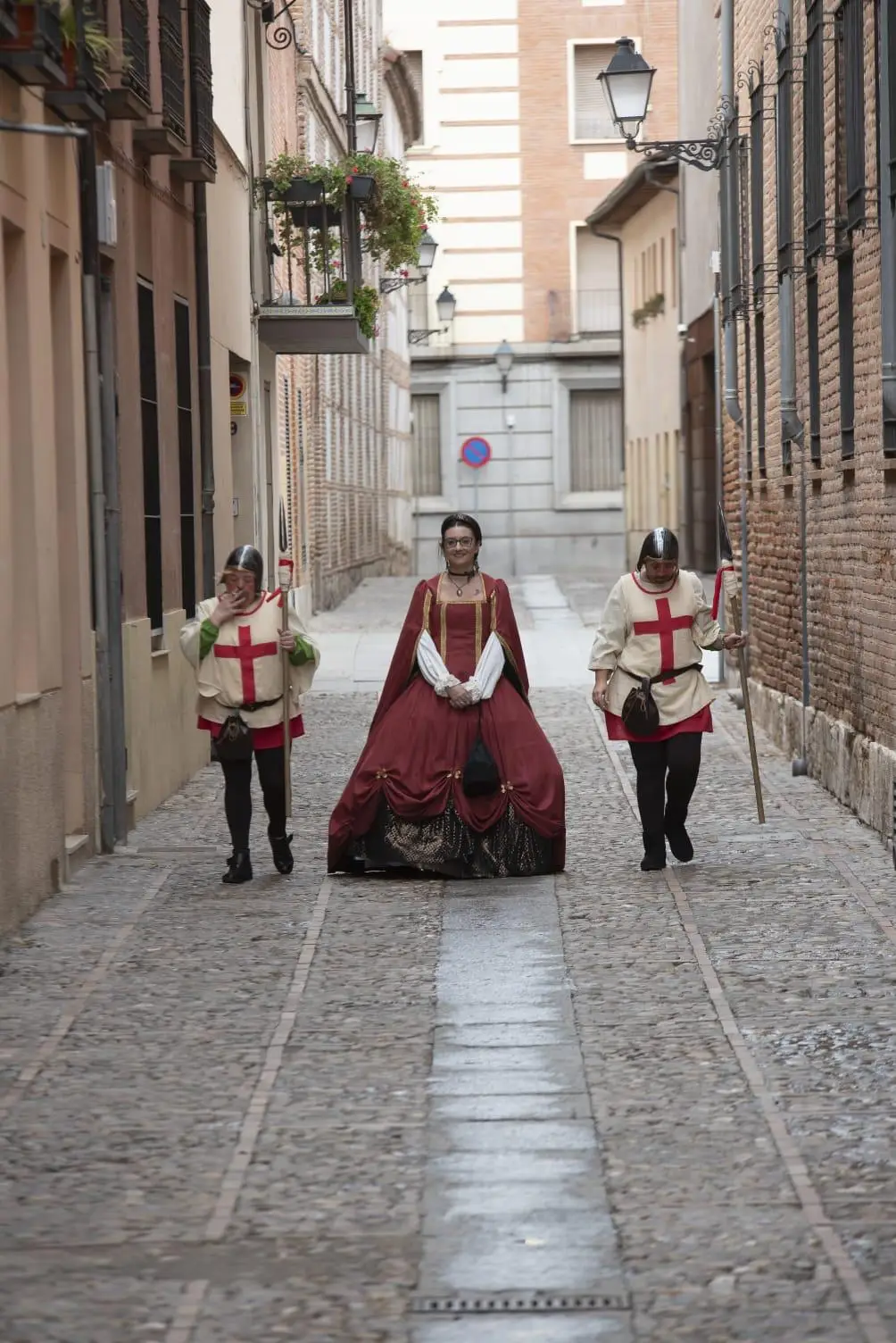 Dama burdeos escolta piqueros — Mercado Cervantino 2024, confeccionado en Tresele