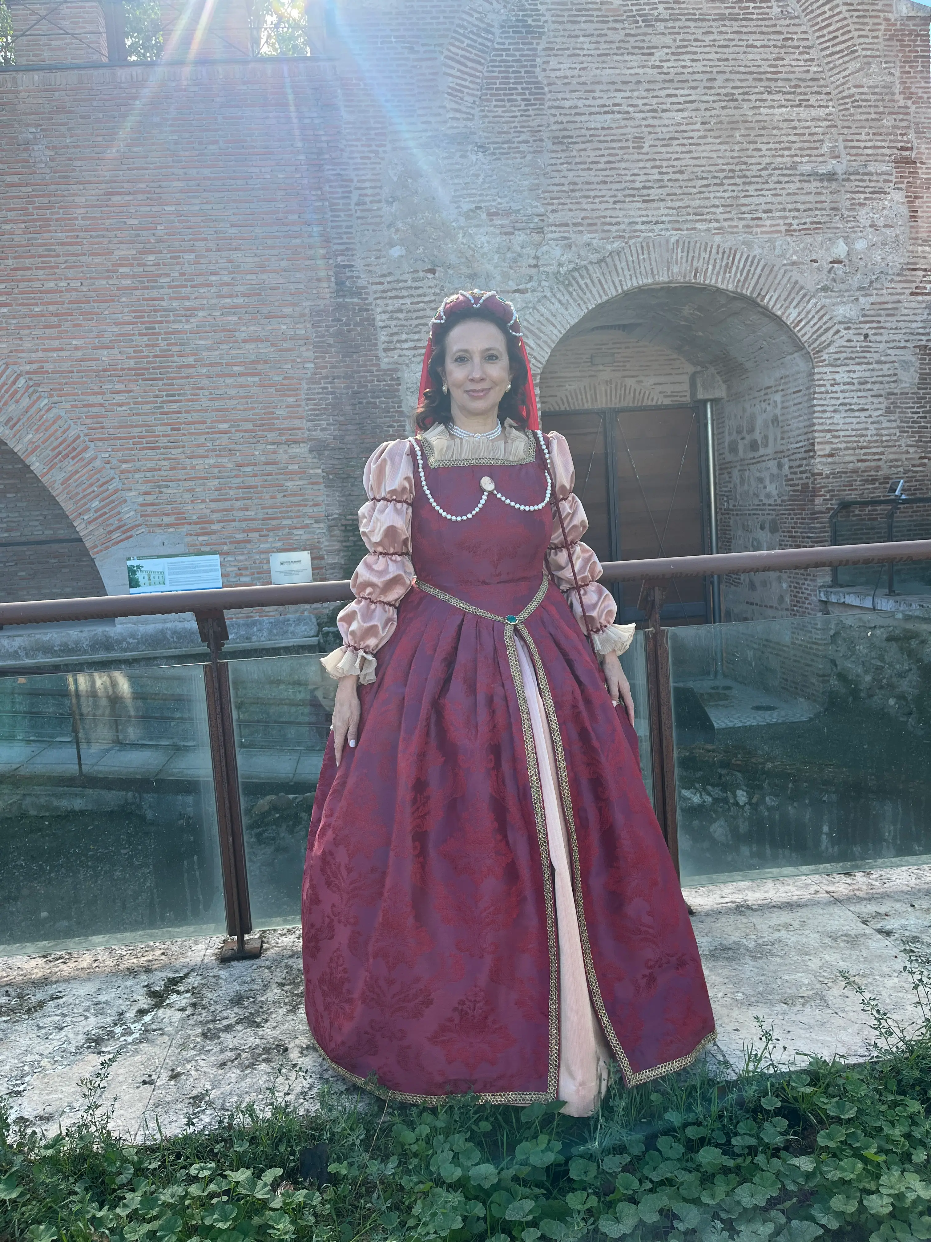 Dama burdeos mangas rosa perlas — Mercado Cervantino 2024, confeccionado en Tresele
