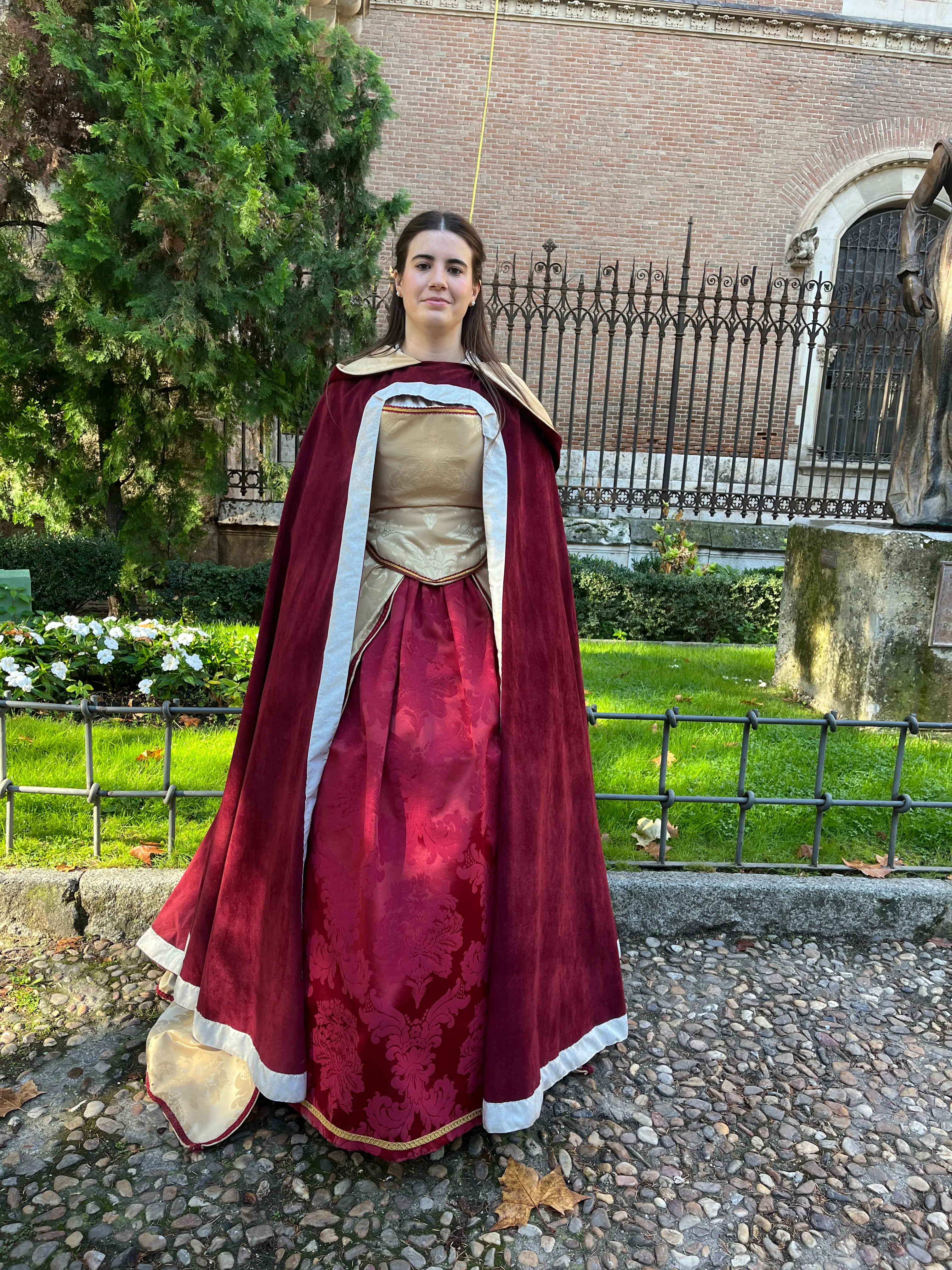 Dama burdeos mangas terciopelo — Mercado Cervantino 2024, confeccionado en Tresele