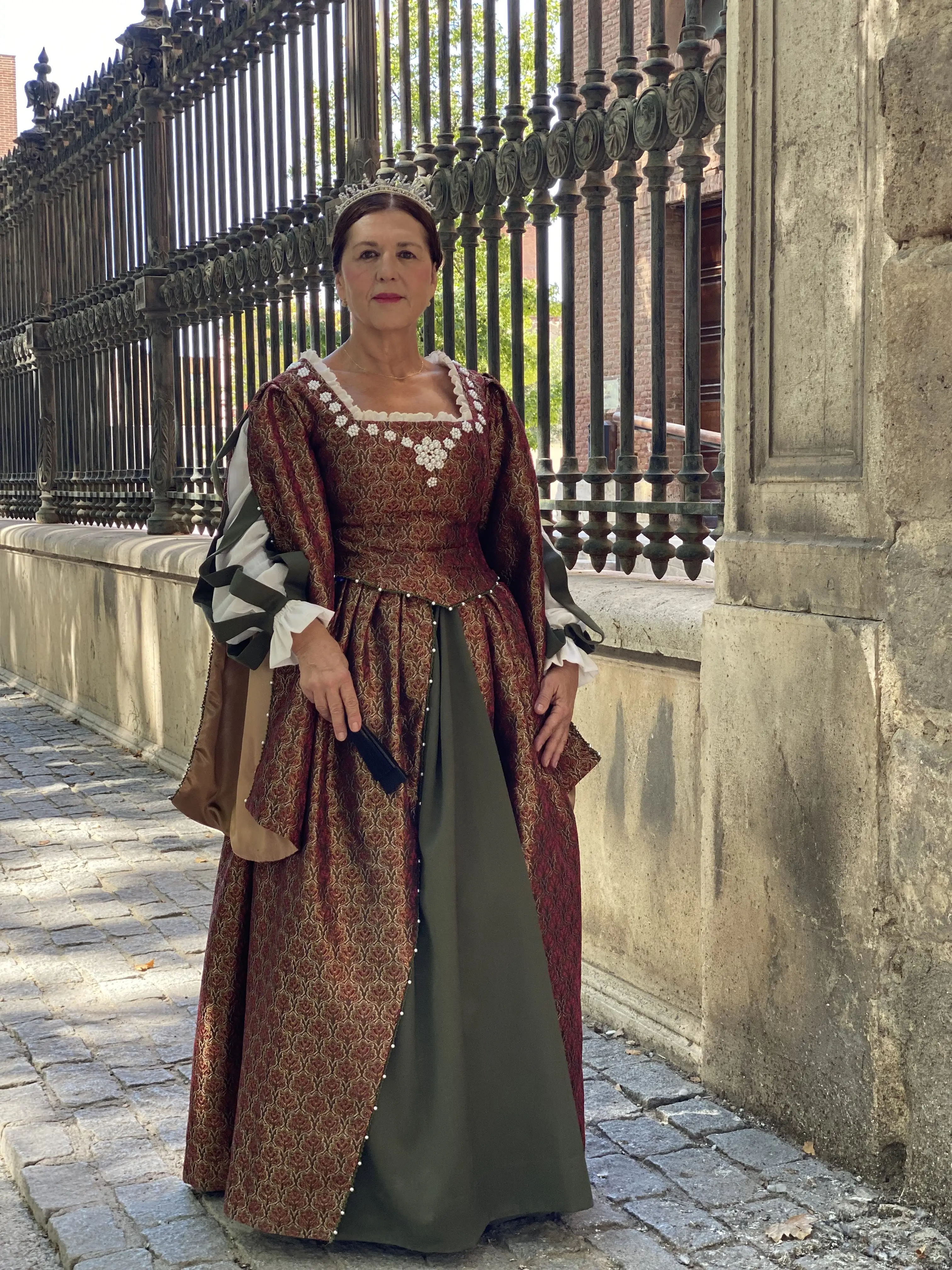 Dama corona brocado verja — Mercado Cervantino 2023, confeccionado en Tresele