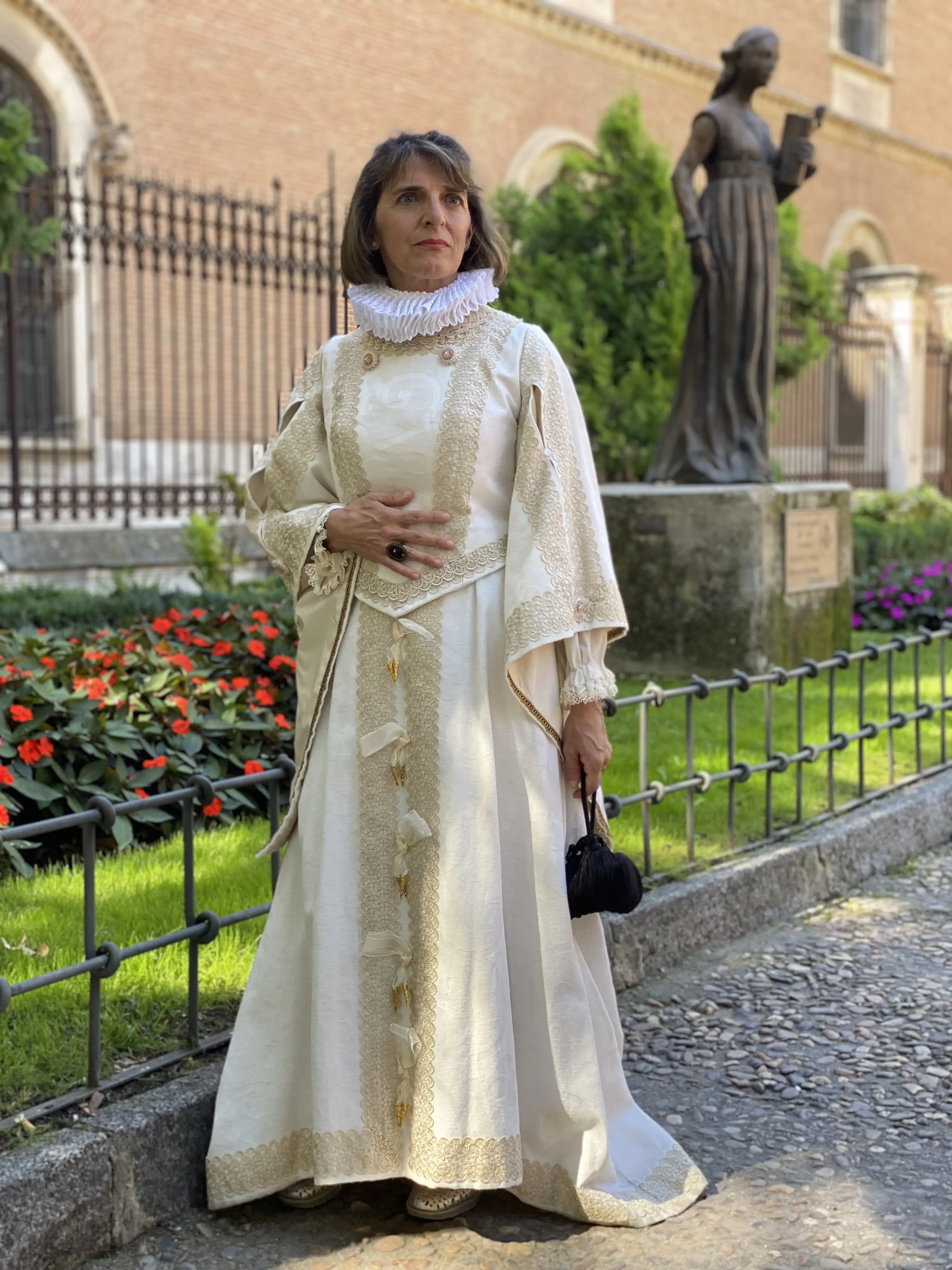 Dama crema gorguera estatua — Mercado Cervantino 2023, confeccionado en Tresele