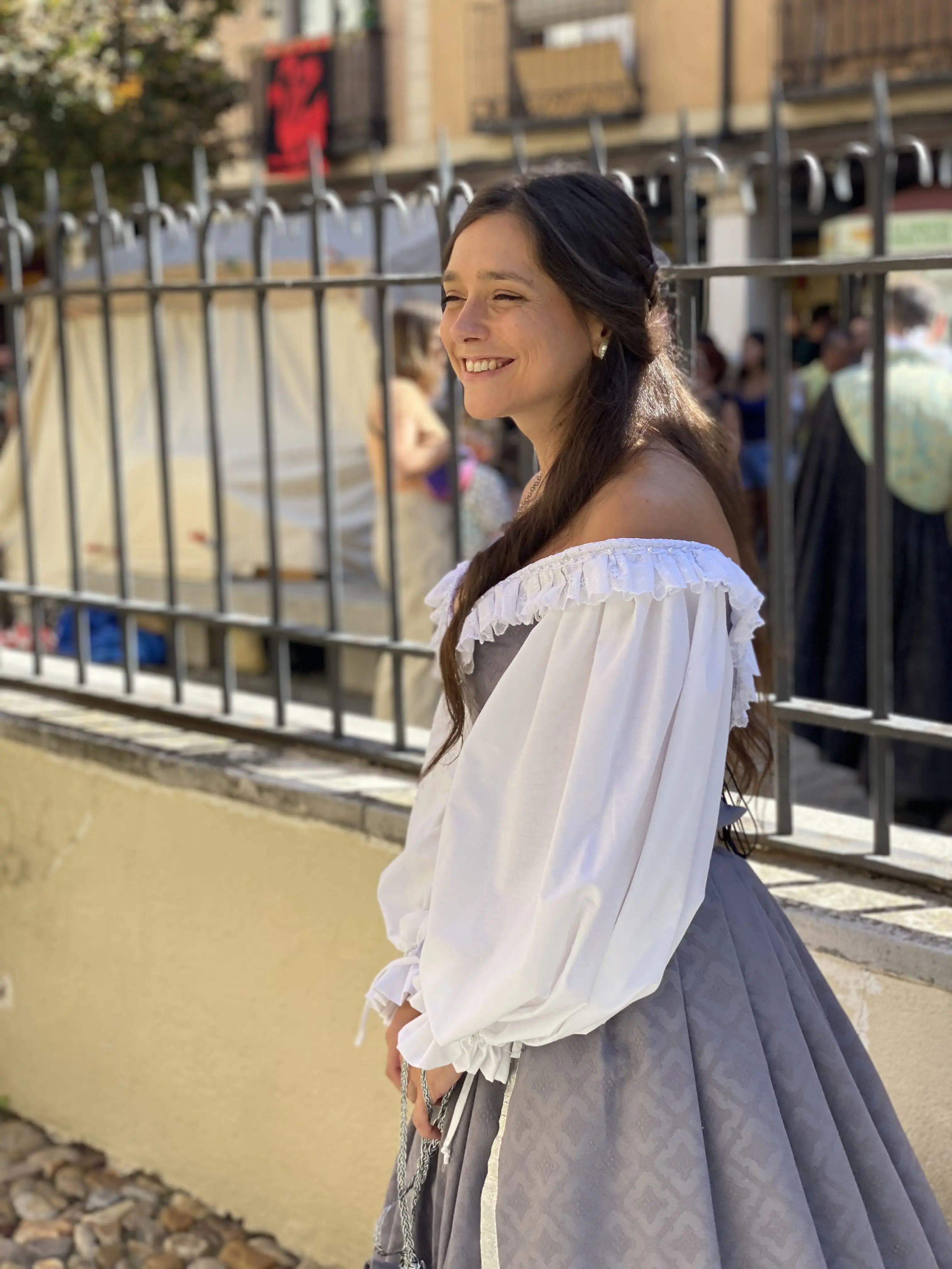 Dama gris hombros descubiertos — Mercado Cervantino 2023, confeccionado en Tresele