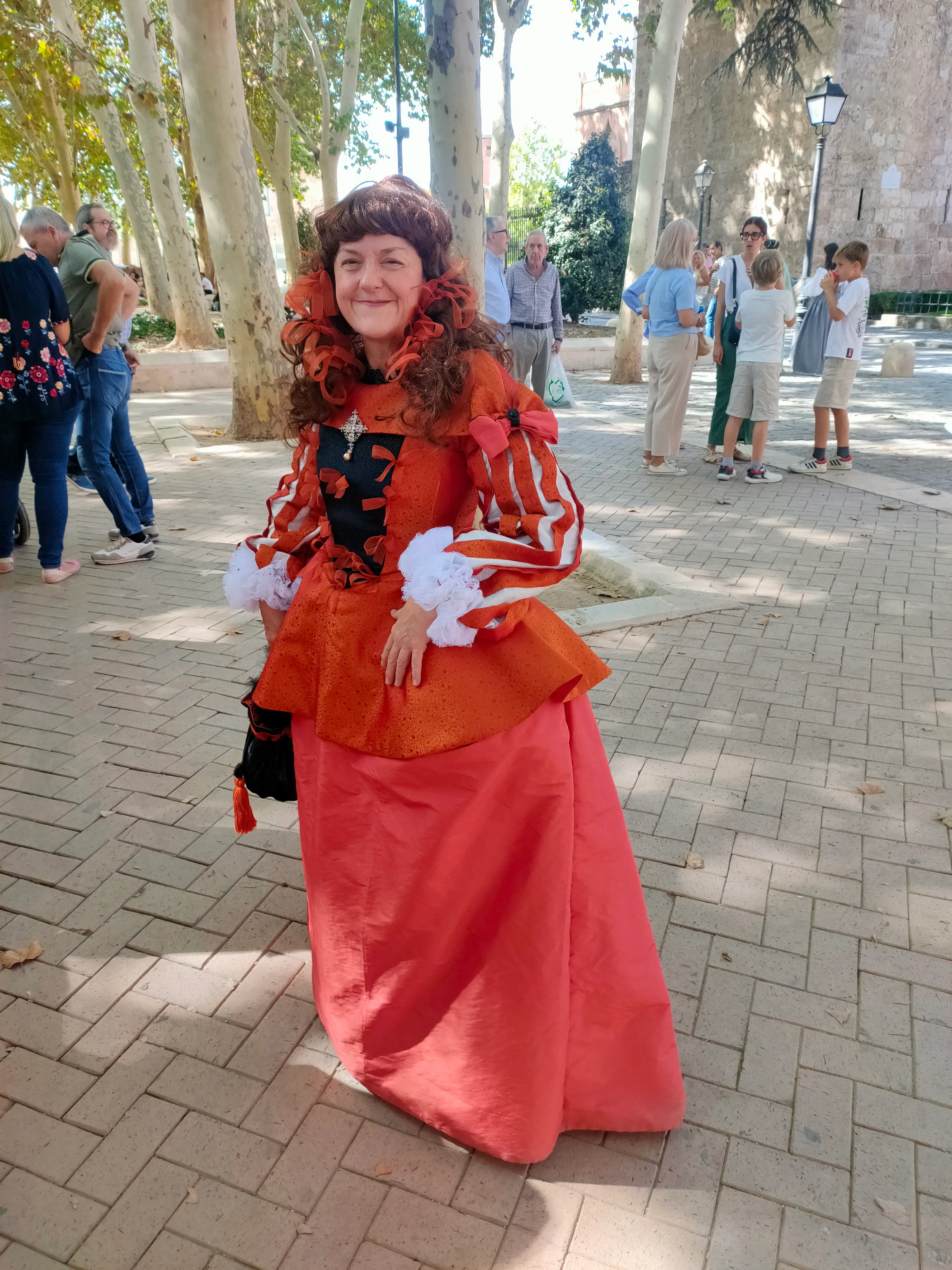 Dama naranja mangas cuchilladas — Mercado Cervantino 2023, confeccionado en Tresele