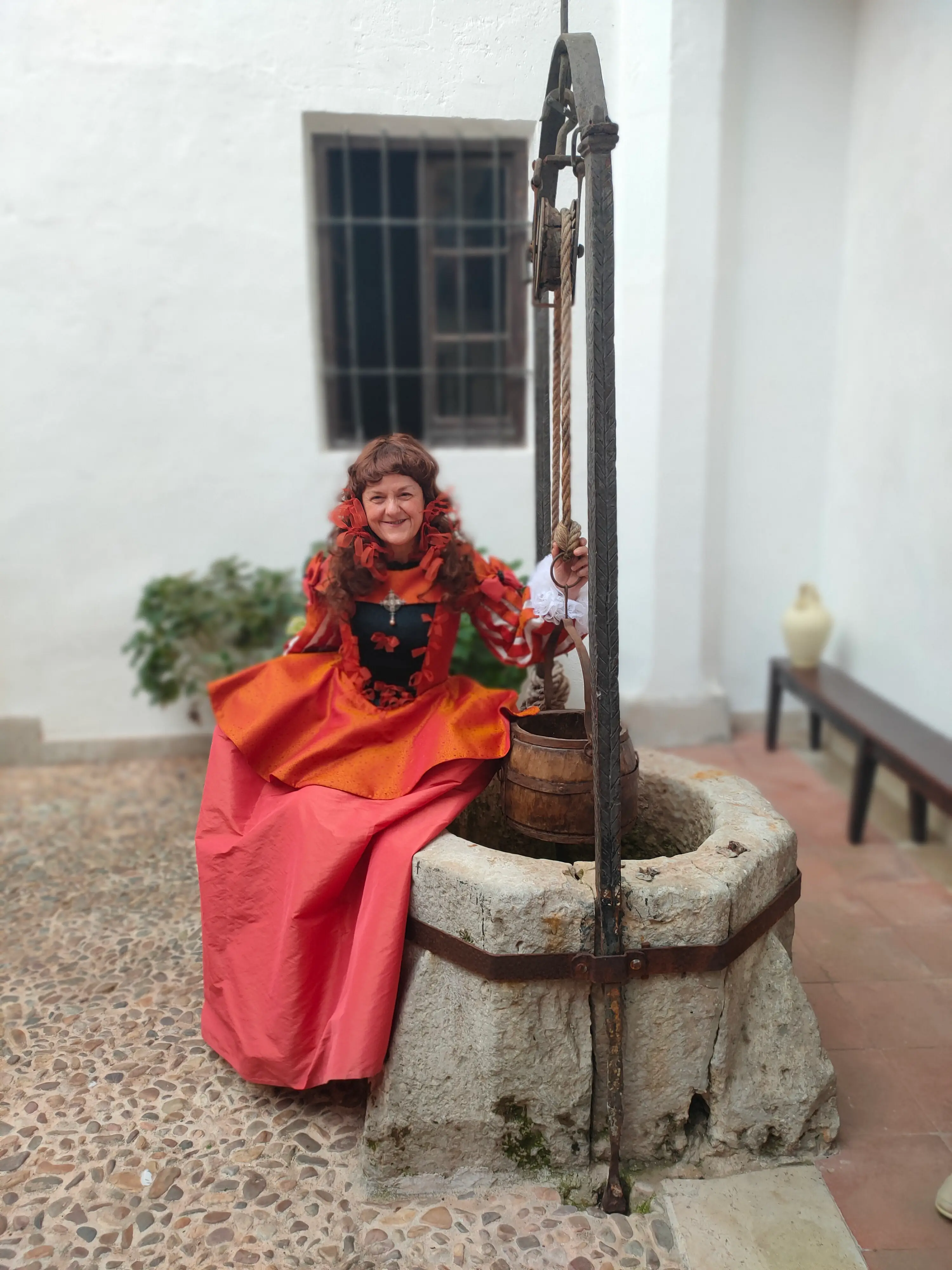 Dama naranja sentada pozo — Mercado Cervantino 2023, confeccionado en Tresele