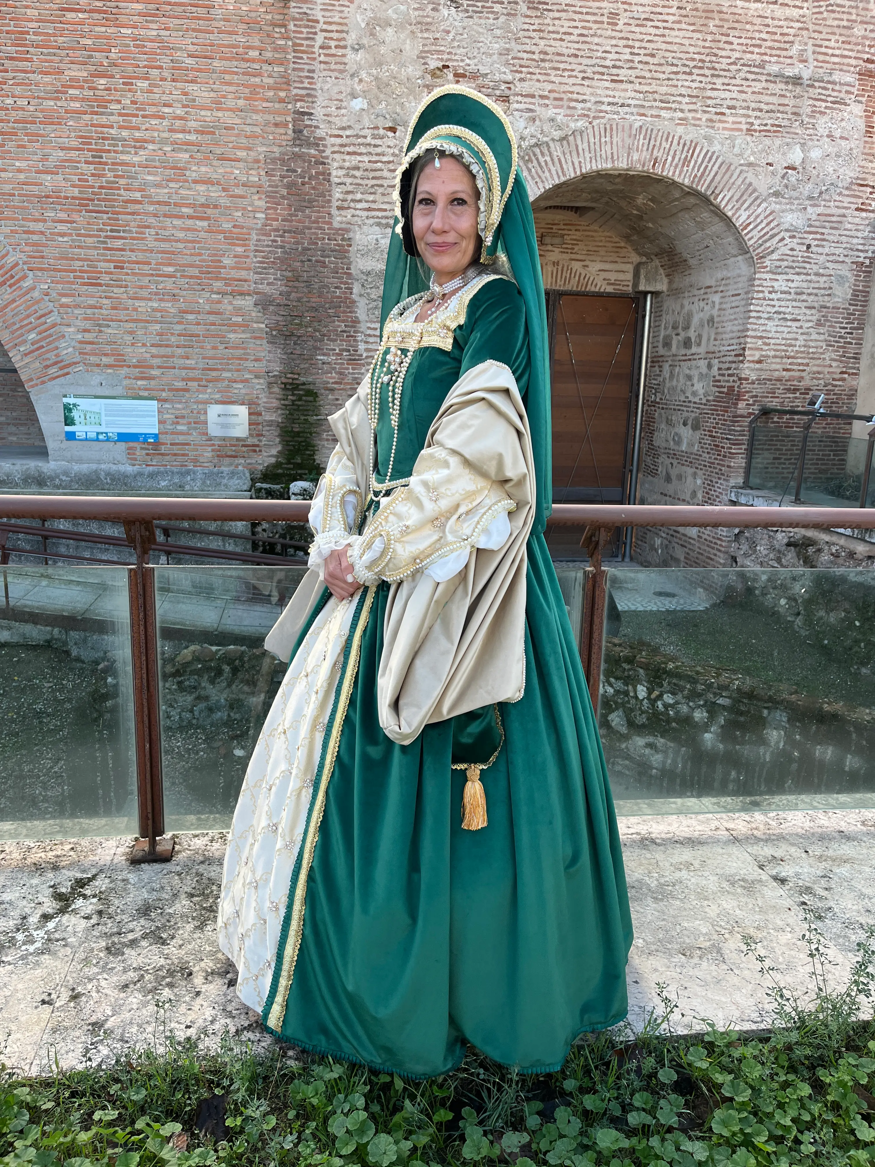 Dama verde capucha perlas — Mercado Cervantino 2024, confeccionado en Tresele