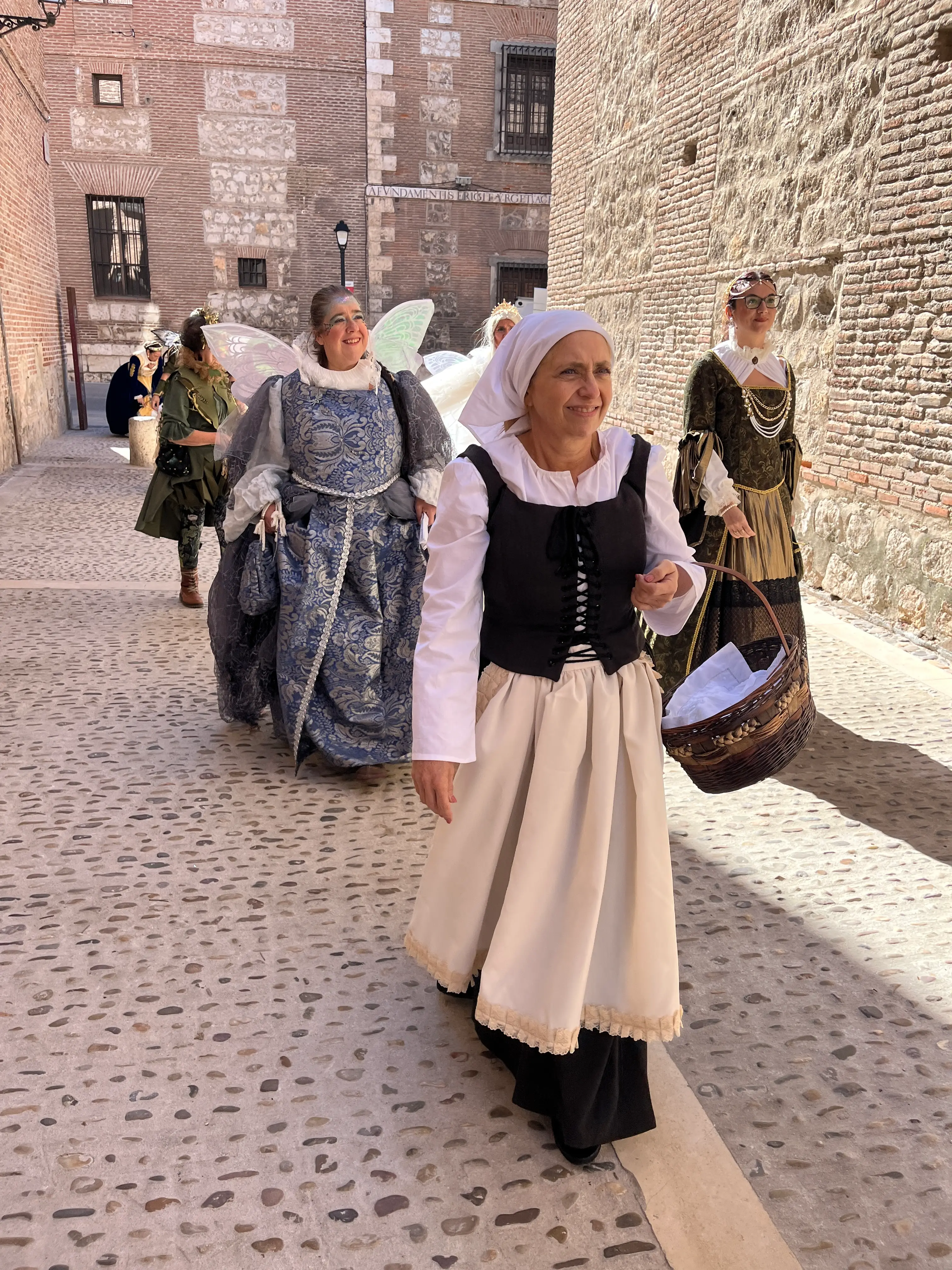 Desfile aldeana cesta mimbre — Mercado Cervantino 2026, confeccionado en Tresele