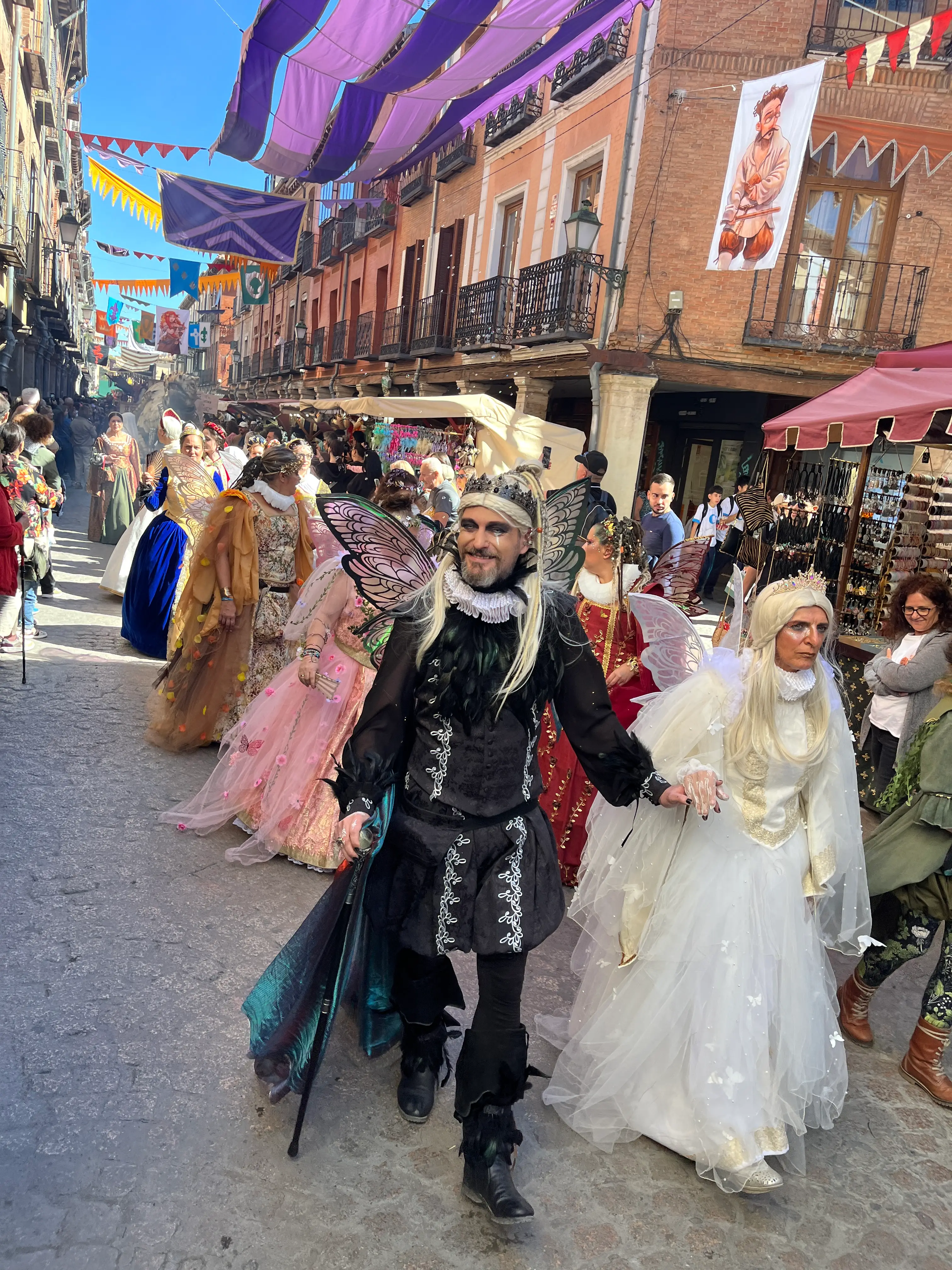 Desfile comitiva calle mercado — Mercado Cervantino 2026, confeccionado en Tresele