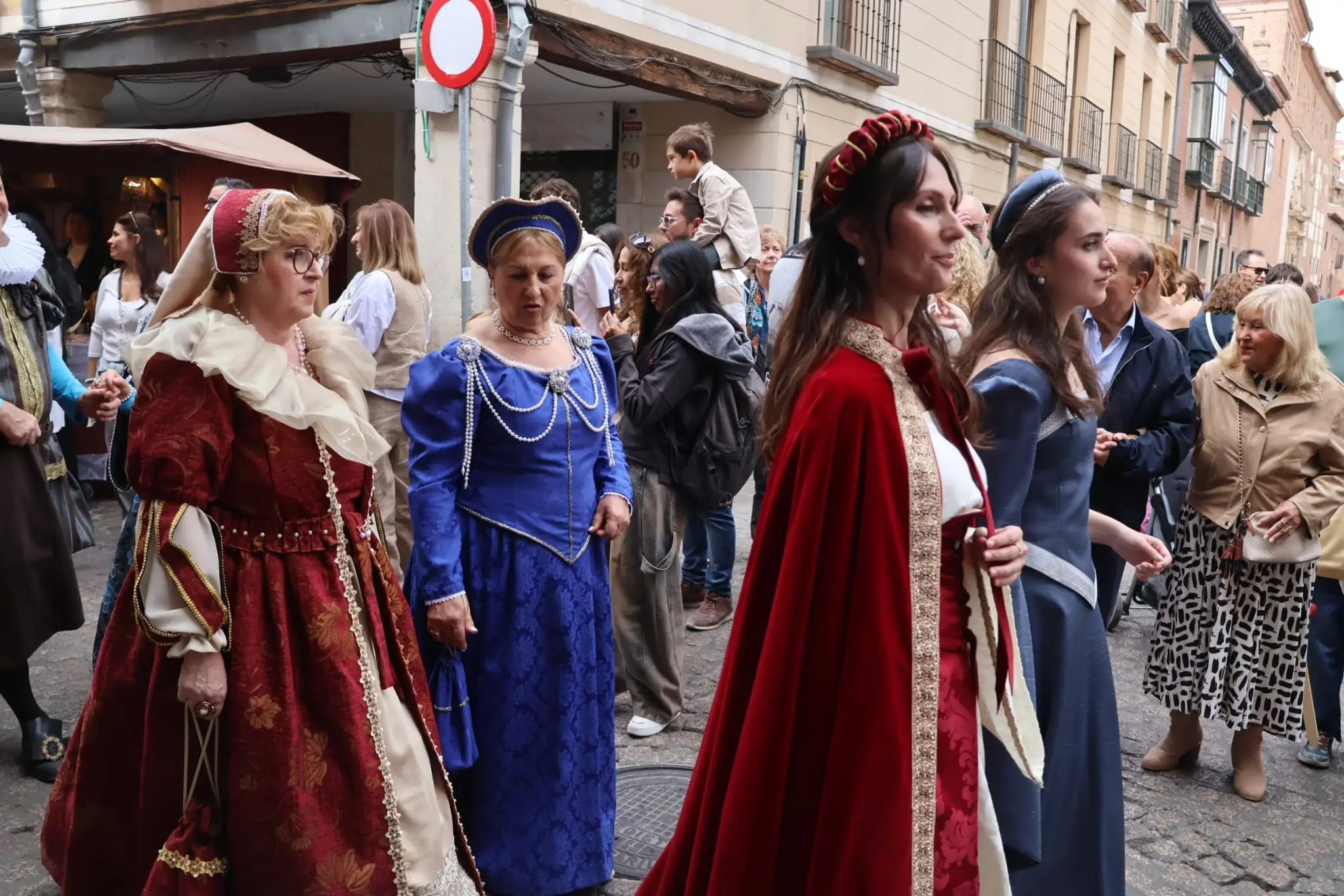 Desfile damas calle espectadores — Mercado Cervantino 2025, confeccionado en Tresele