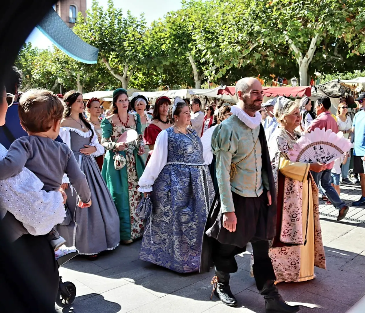 Desfile grupo puestos mercado — Mercado Cervantino 2023, confeccionado en Tresele