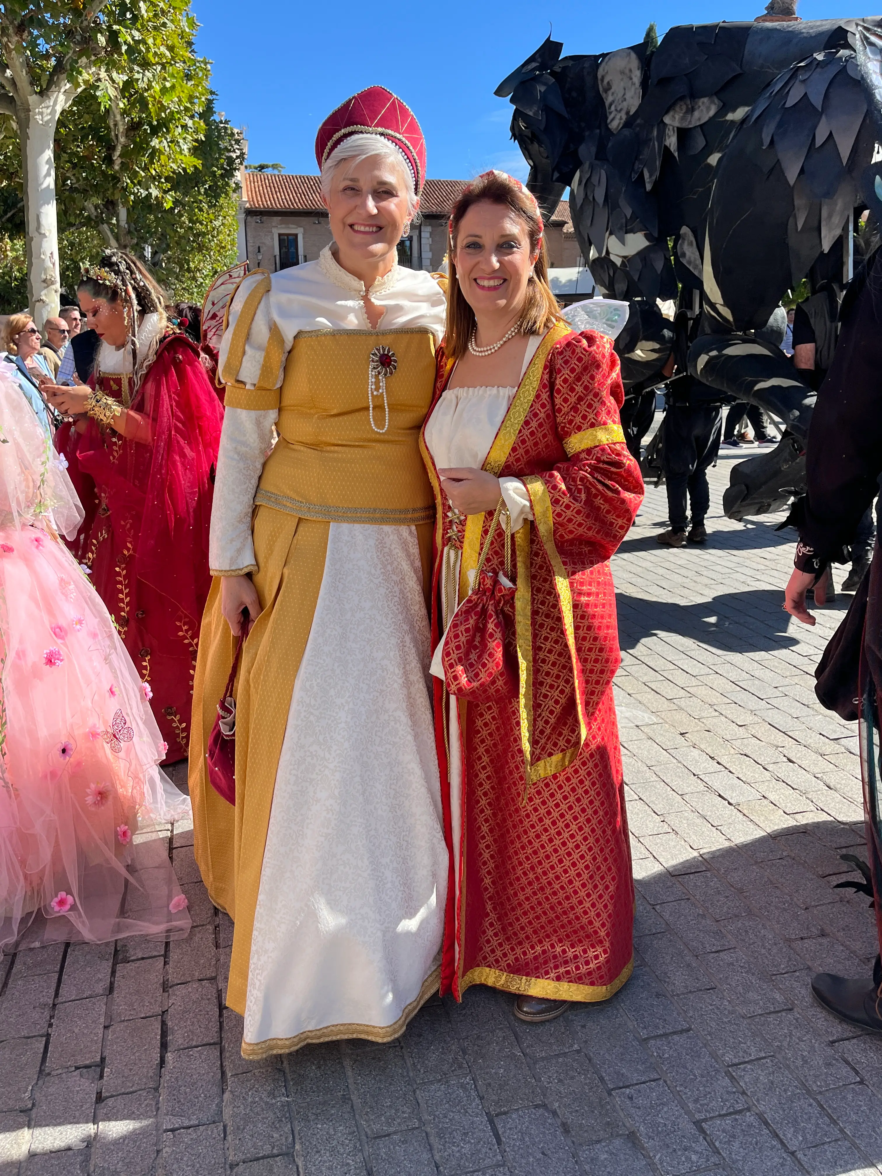 Desfile trajes rojo dorado — Mercado Cervantino 2026, confeccionado en Tresele