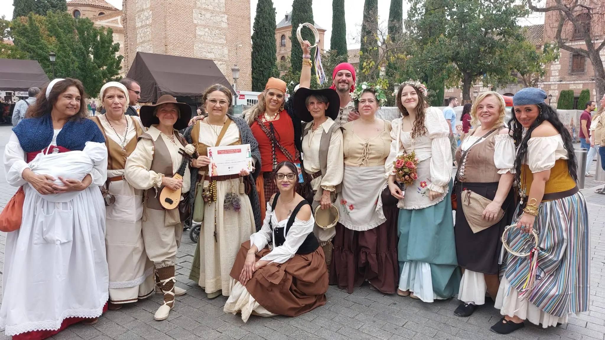 Grupo campesinas diploma plaza — Mercado Cervantino 2025, confeccionado en Tresele