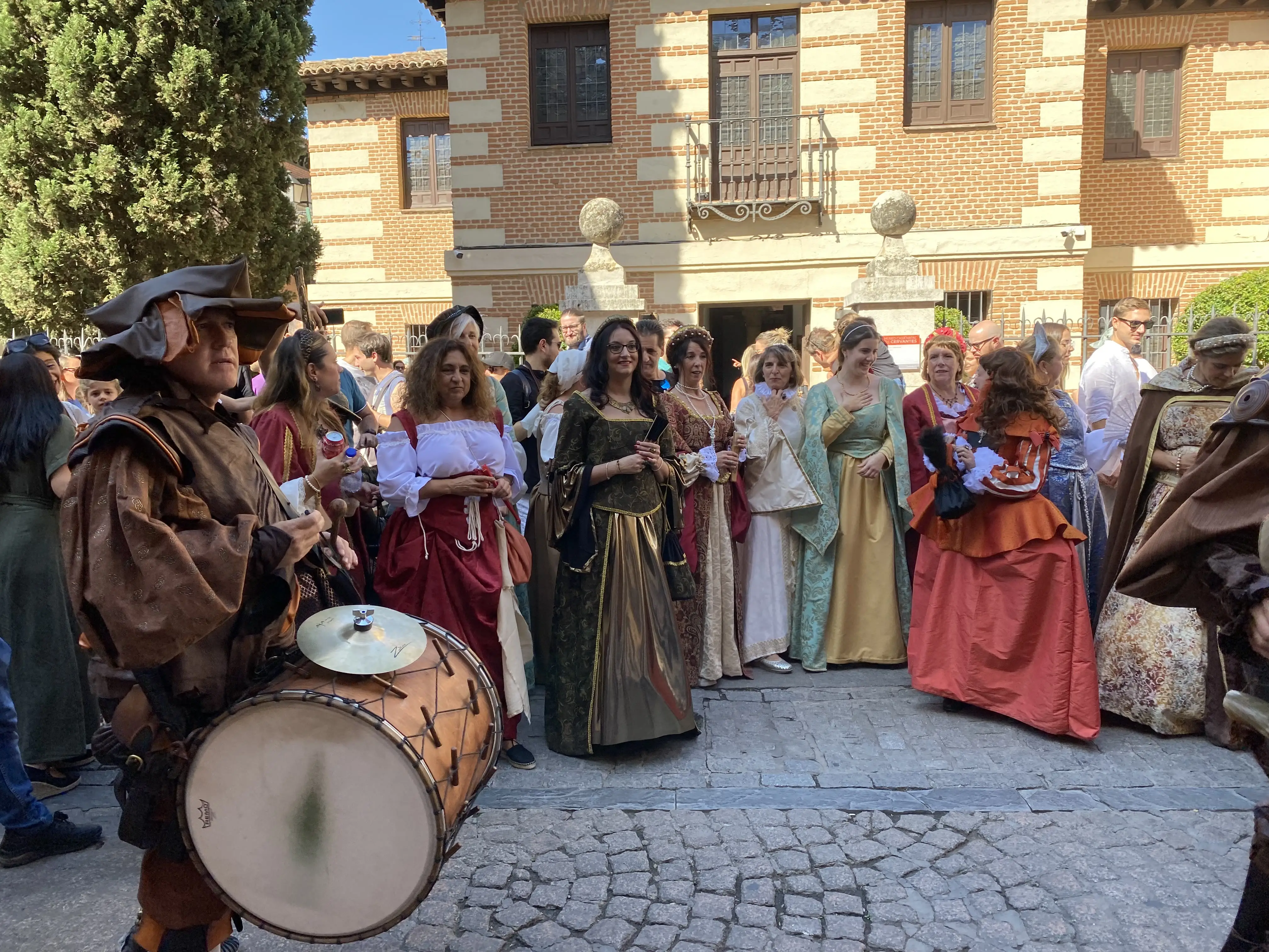 Grupo damas tamborilero calle — Mercado Cervantino 2023, confeccionado en Tresele