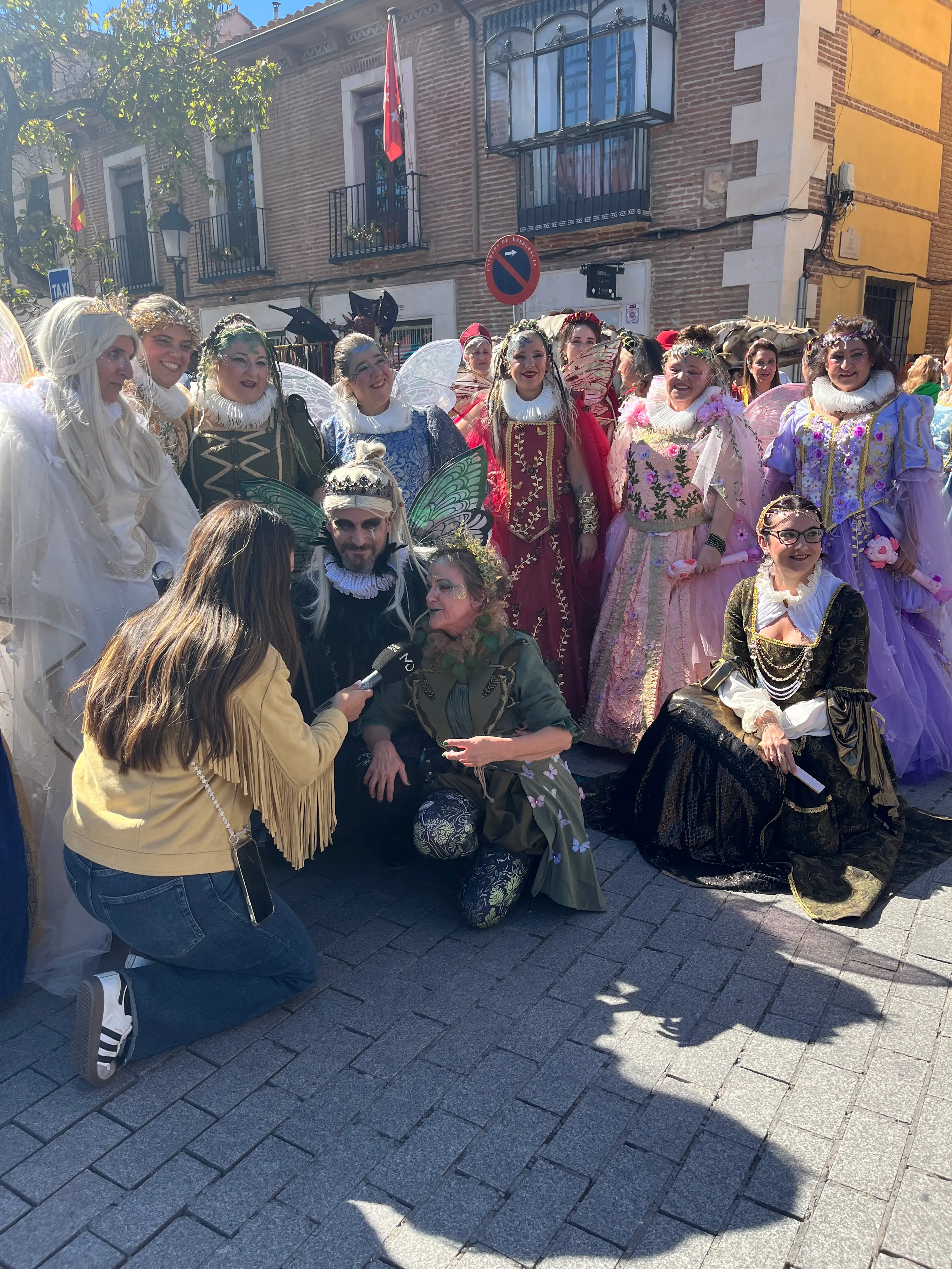 Grupo desfile entrevista calle — Mercado Cervantino 2026, confeccionado en Tresele