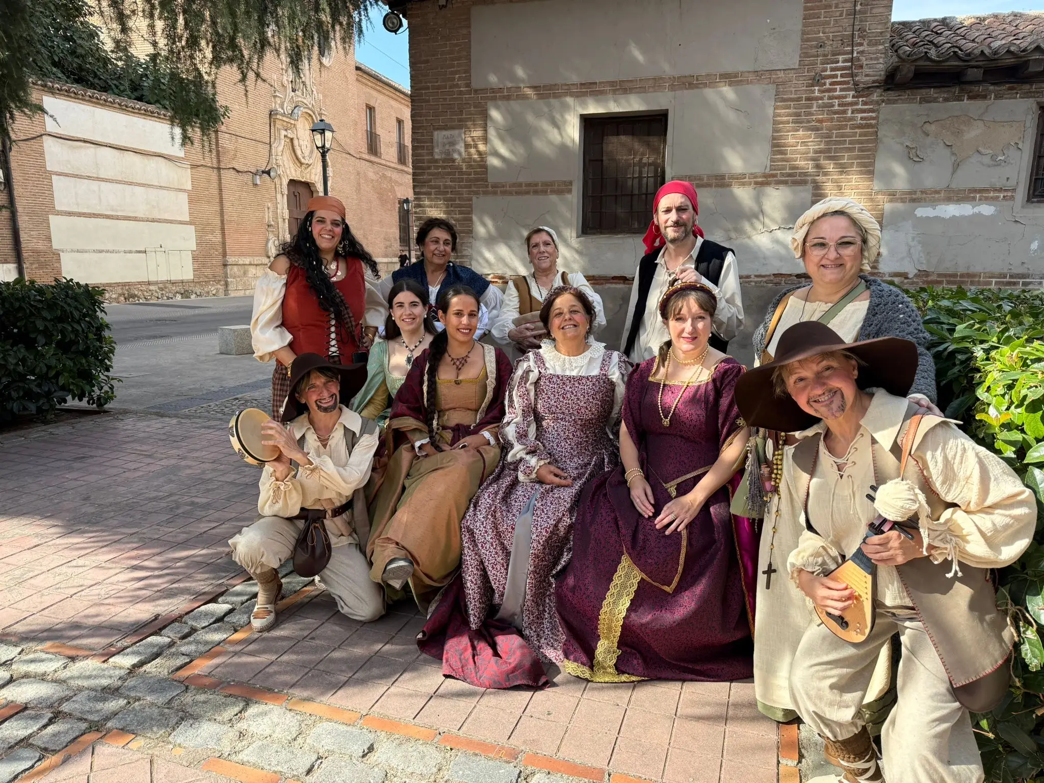 Grupo juglares damas plaza — Mercado Cervantino 2025, confeccionado en Tresele