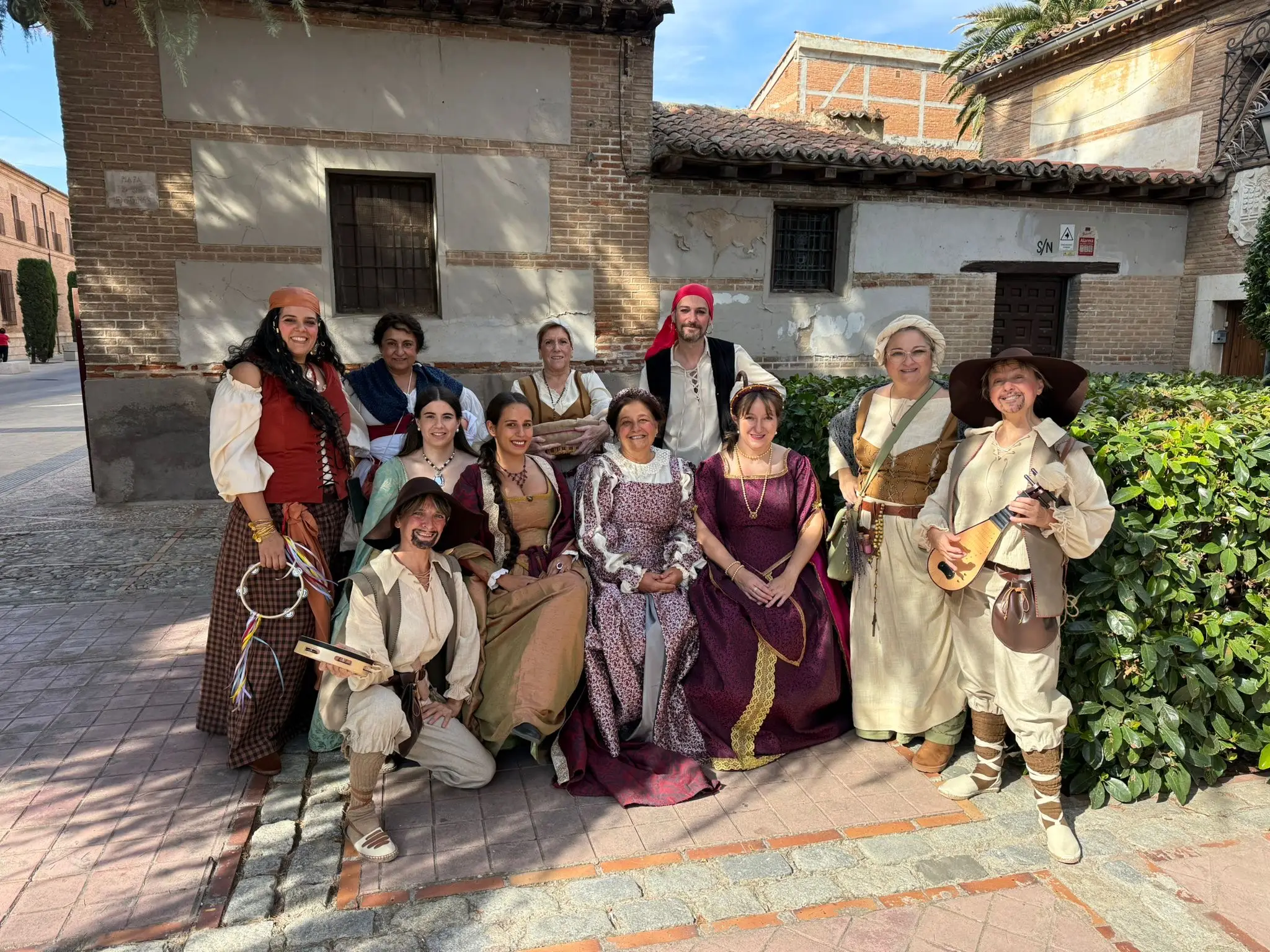 Grupo juglares plaza san diego — Mercado Cervantino 2025, confeccionado en Tresele