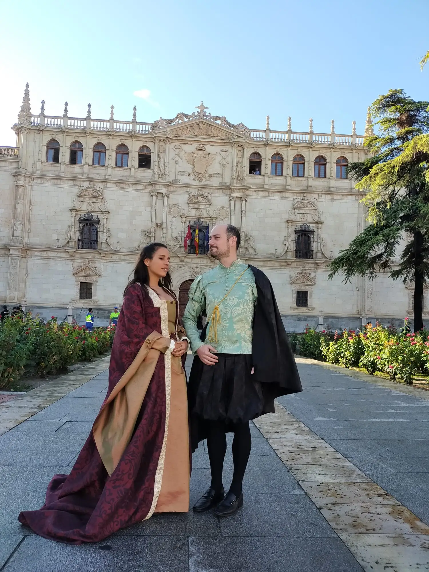 Pareja trajes fachada universidad — Mercado Cervantino 2022, confeccionado en Tresele
