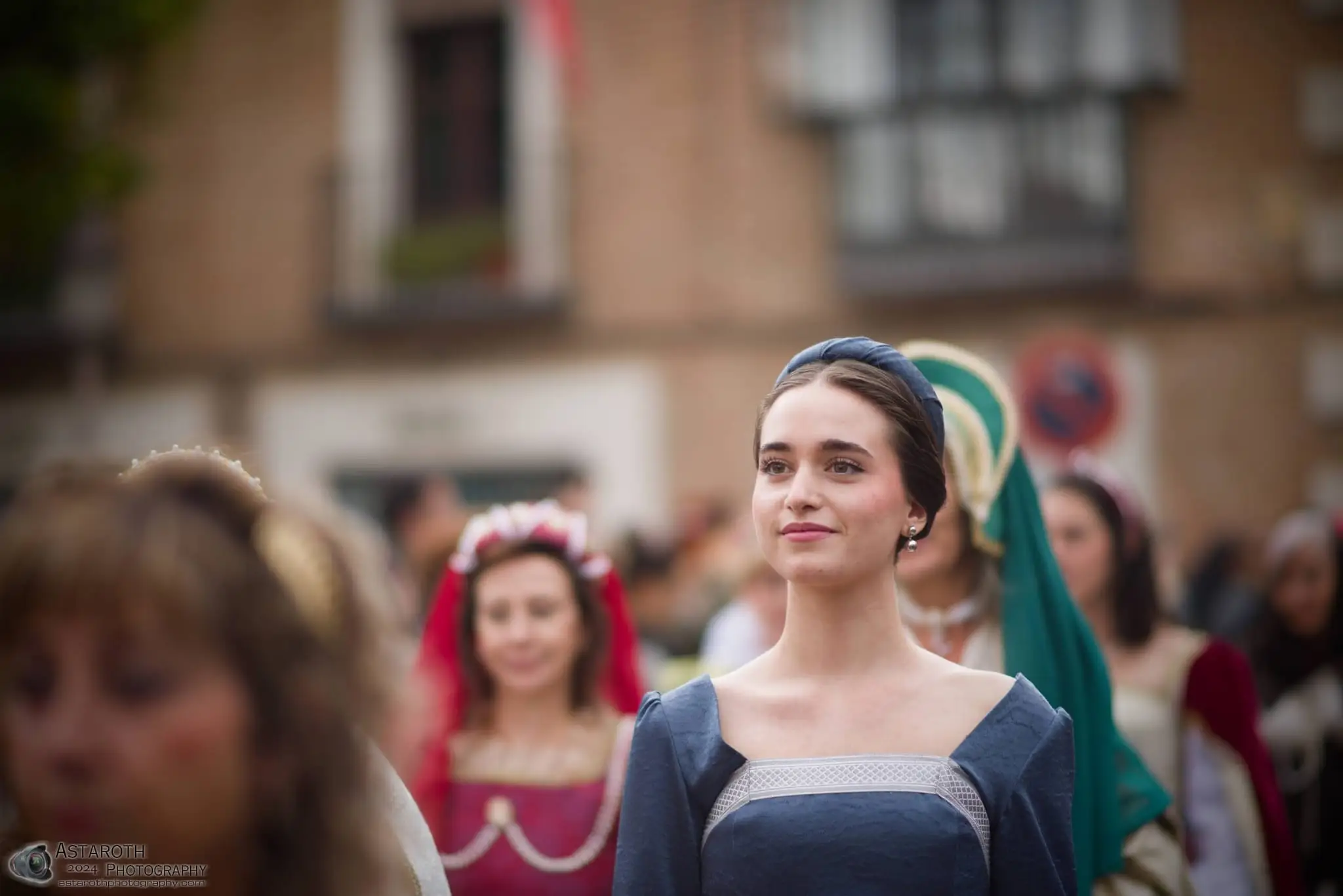 Retrato dama azul desfile — Mercado Cervantino 2024, confeccionado en Tresele