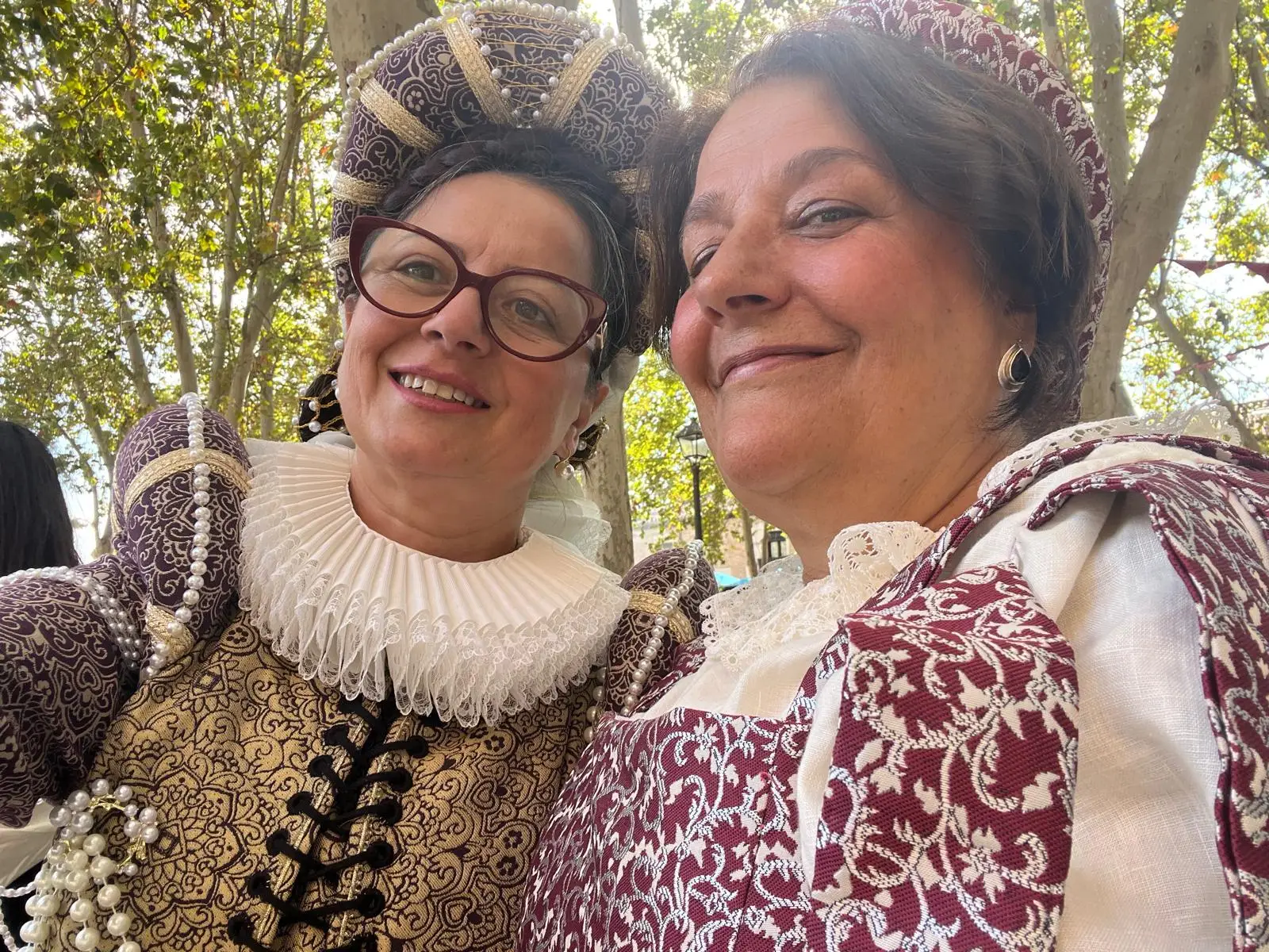 Selfie damas brocado tocados — Mercado Cervantino 2025, confeccionado en Tresele