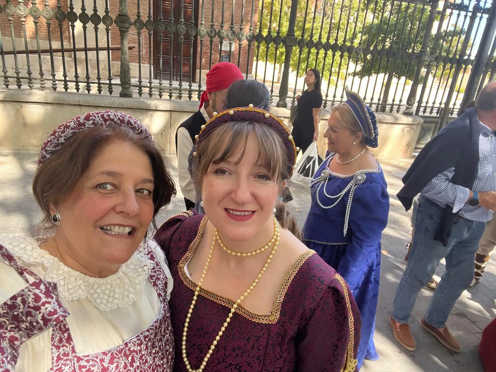 Selfie damas burdeos azul — Mercado Cervantino 2025, confeccionado en Tresele
