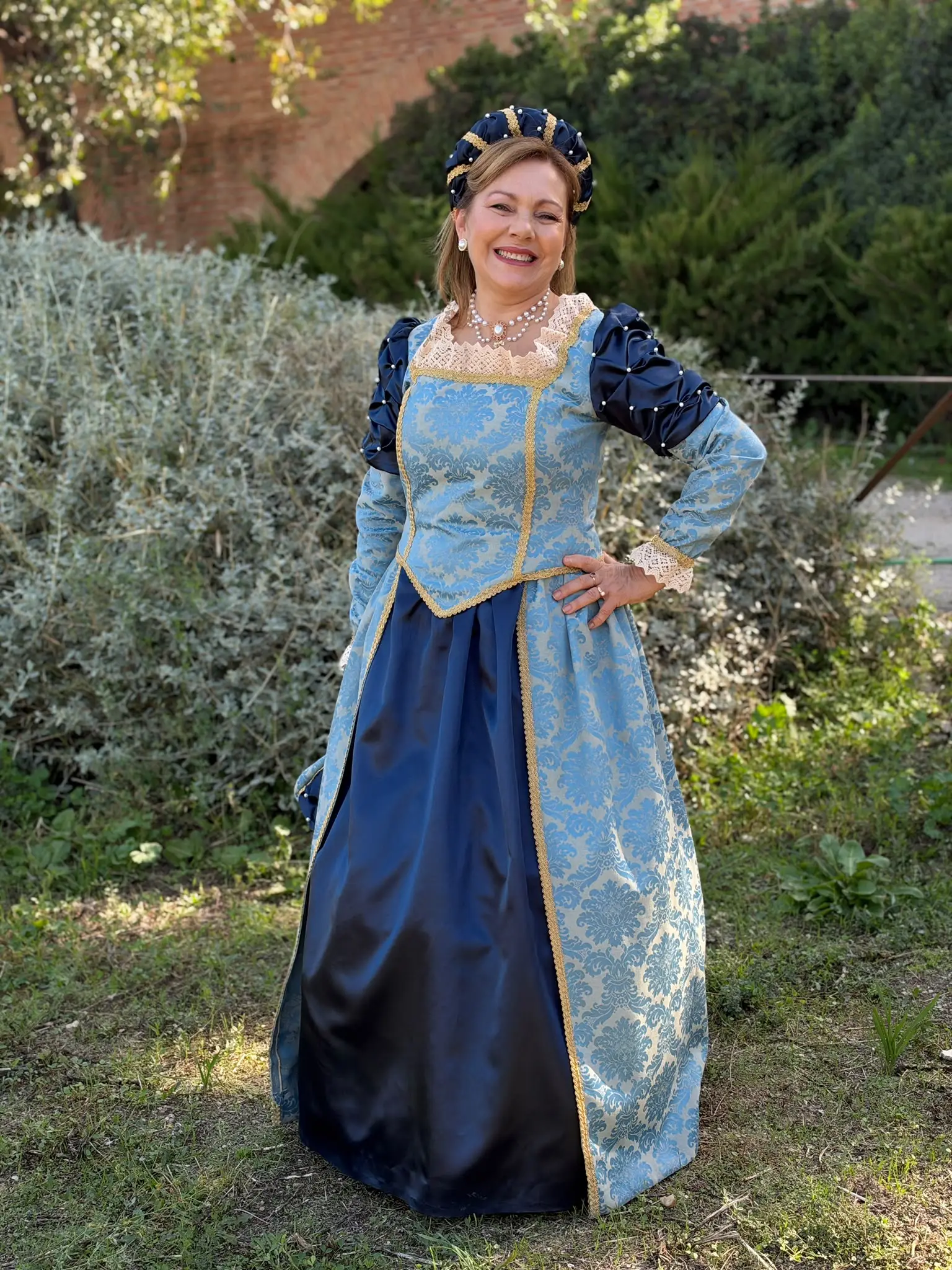 Traje azul damasco perlas — Mercado Cervantino 2026, confeccionado en Tresele