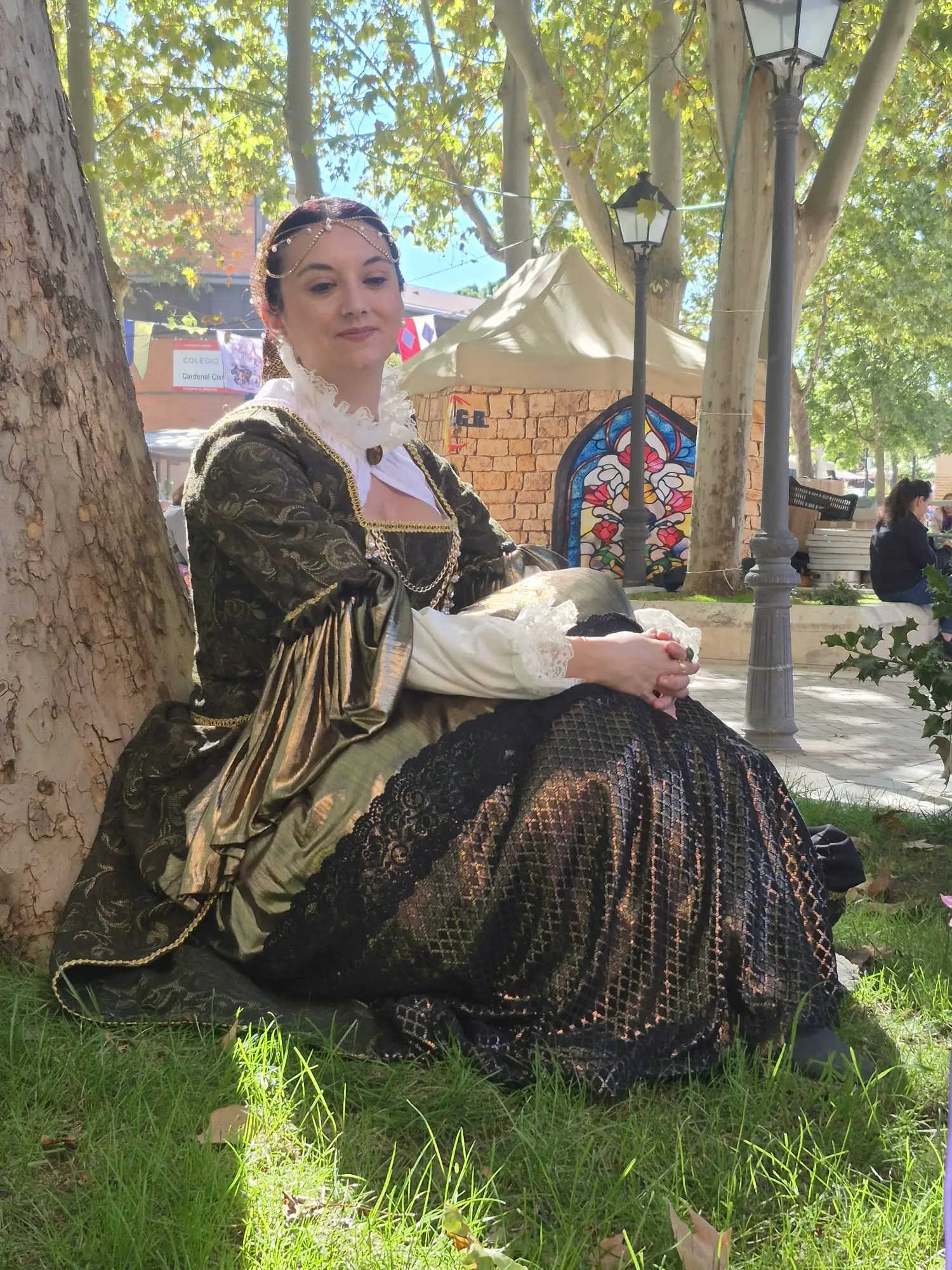Traje brocado verde dorado — Mercado Cervantino 2026, confeccionado en Tresele