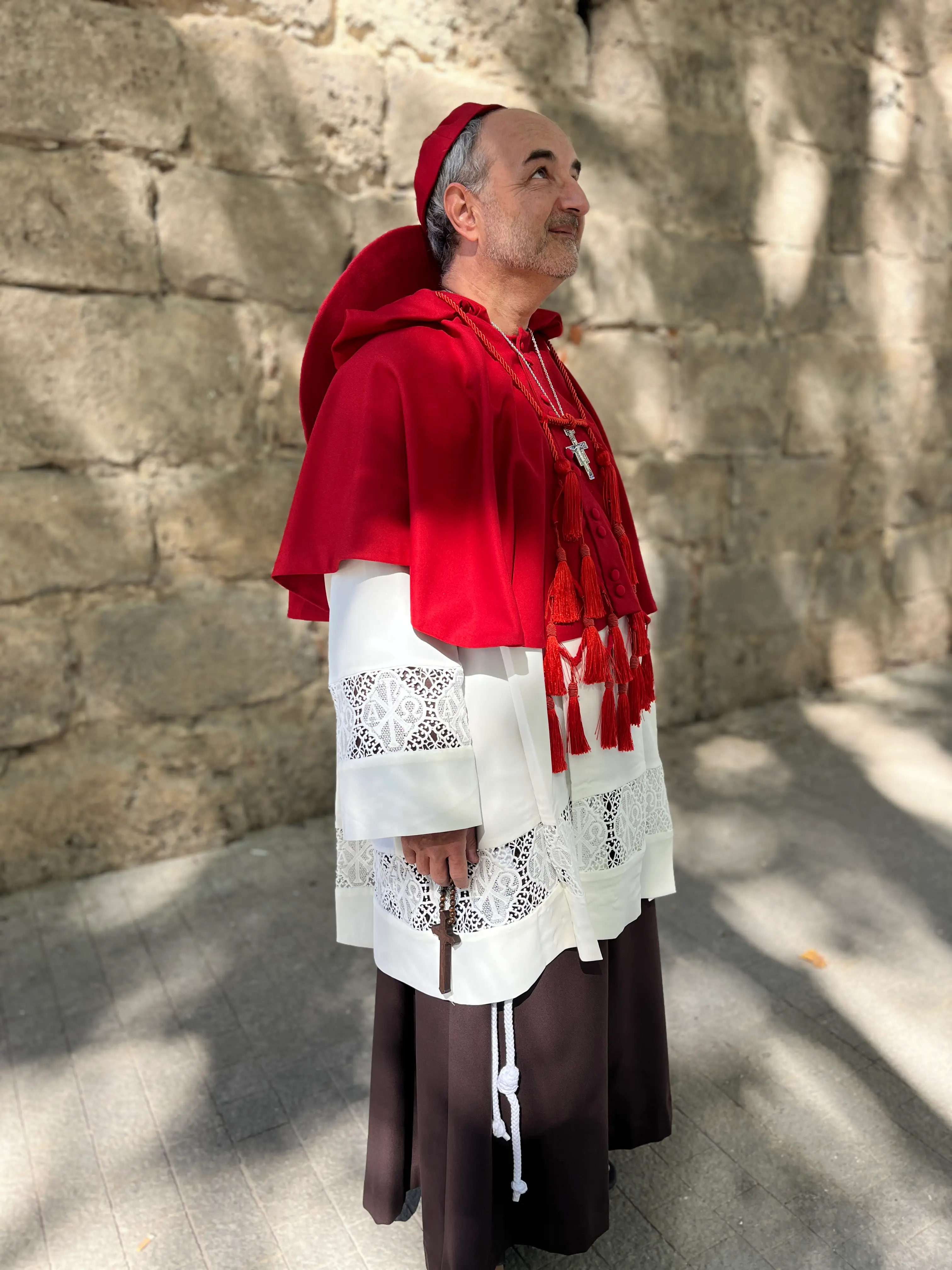 Traje cardenal rojo — Mercado Cervantino 2026, confeccionado en Tresele