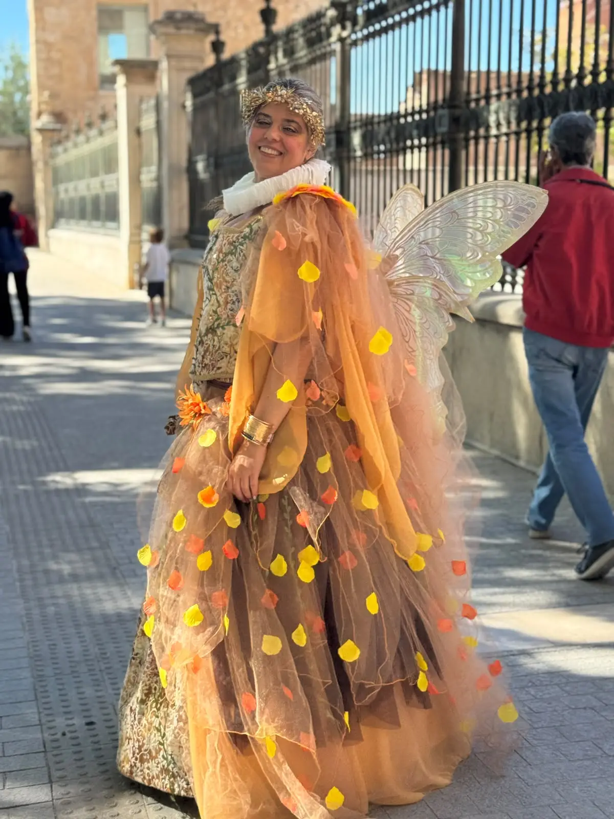 Traje hada dorada petalos — Mercado Cervantino 2026, confeccionado en Tresele