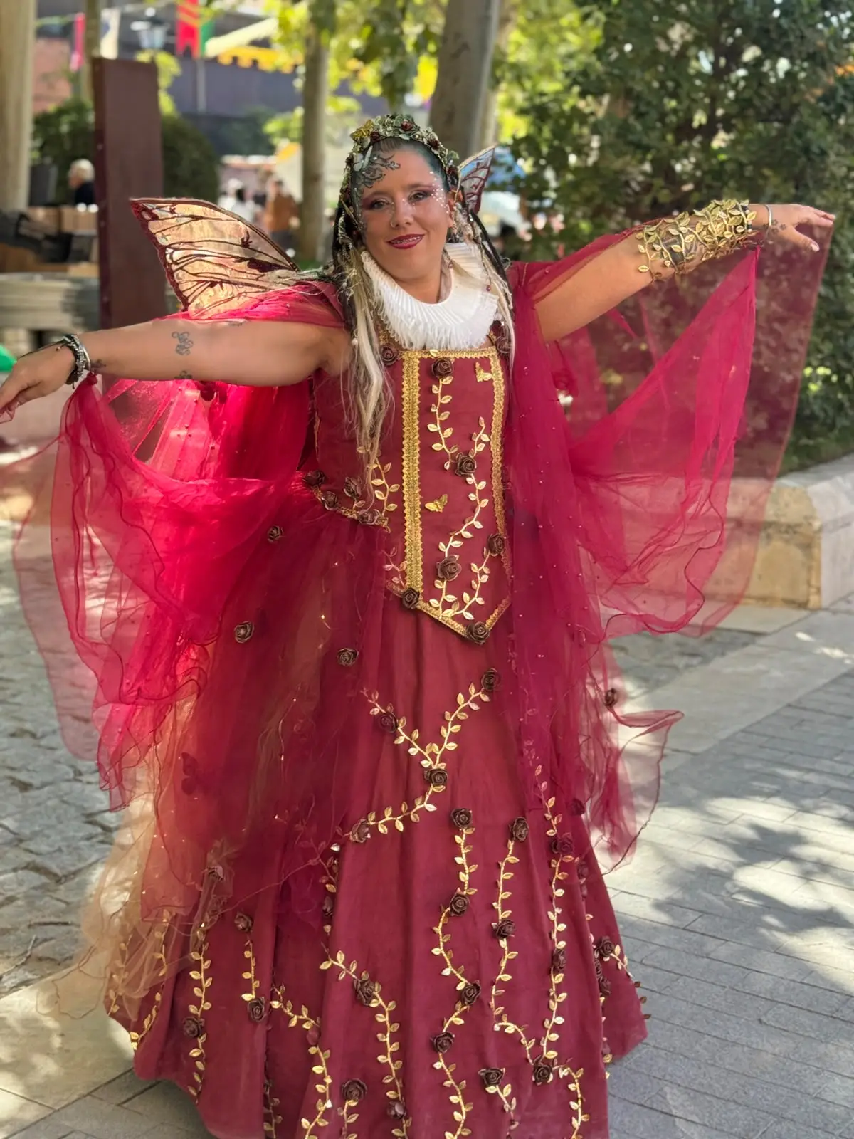 Traje hada roja alas mariposa — Mercado Cervantino 2026, confeccionado en Tresele
