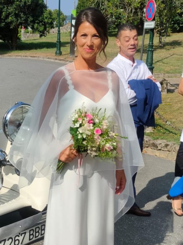 Atelier de alta costura Tresele. Vestido de novia de tirantes, con capa de gasa.